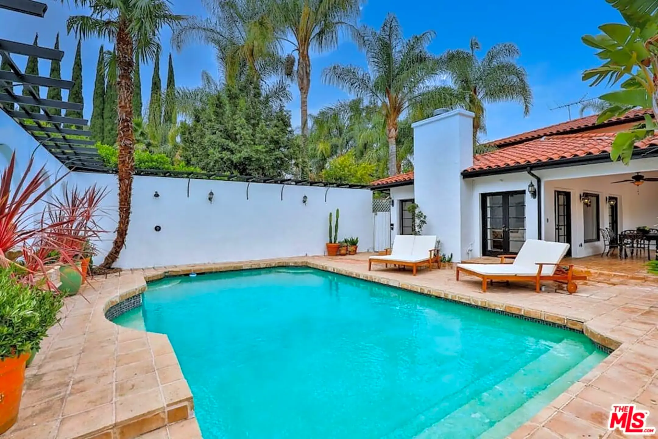 Pool - 13926 Magnolia Blvd - Los Angeles, CA