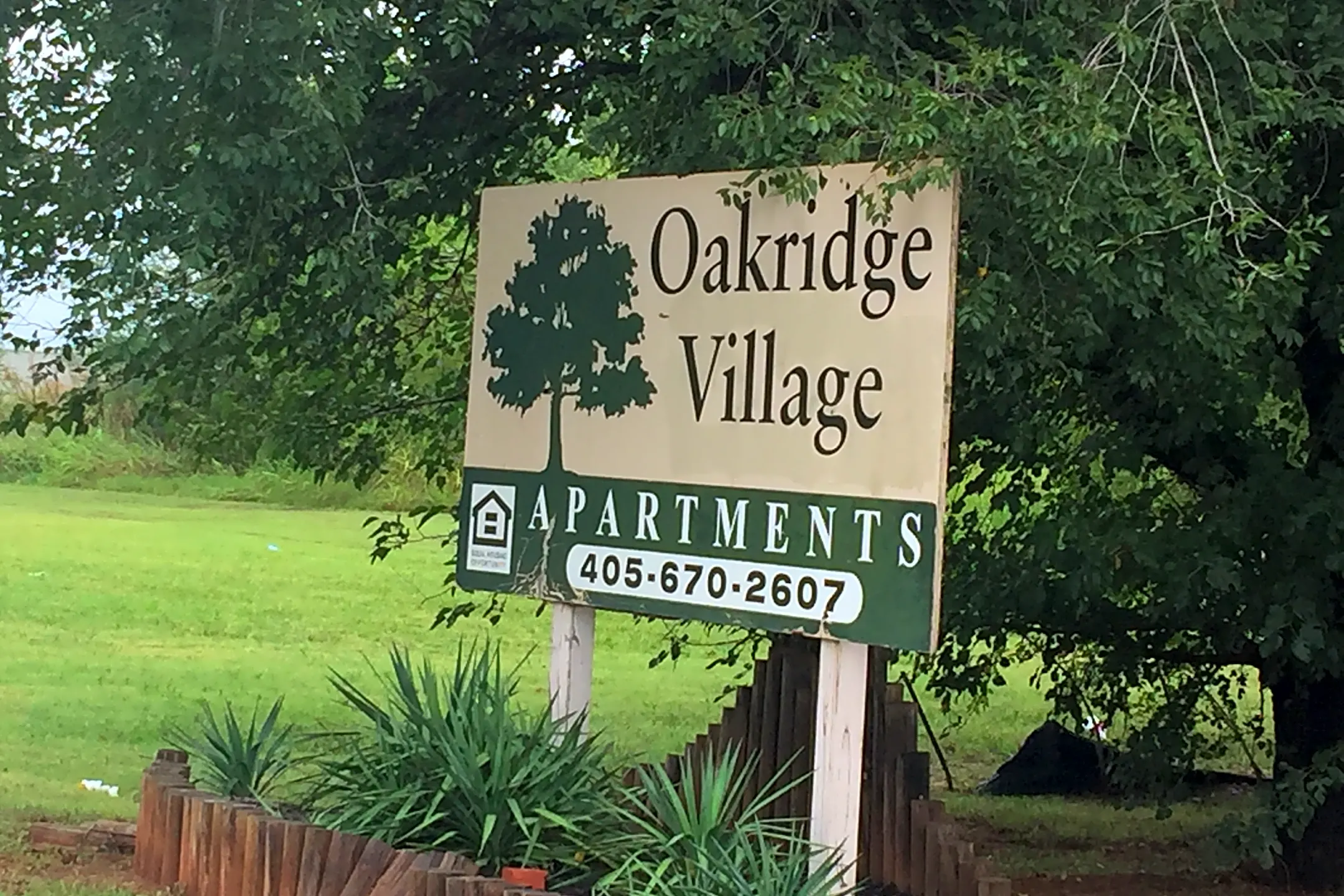 Pool - Oakridge Village Apartments - Del City, OK