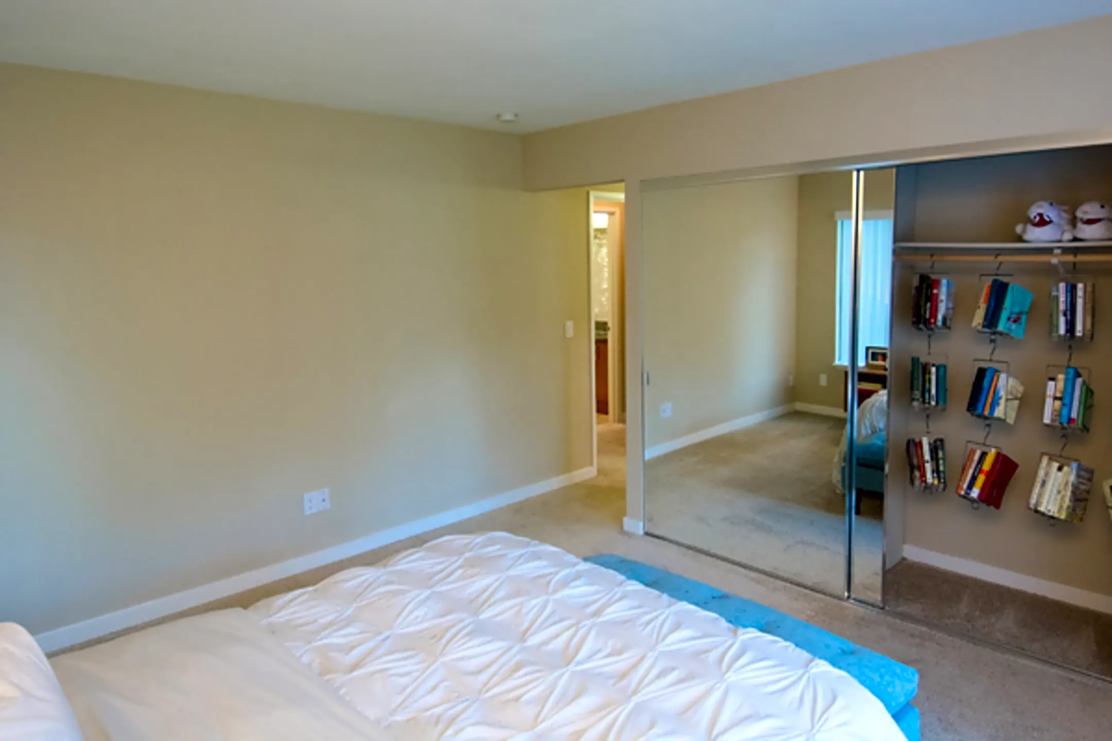 The Lakes Apartments 14760 NE 40th St Bellevue, WA Apartments for