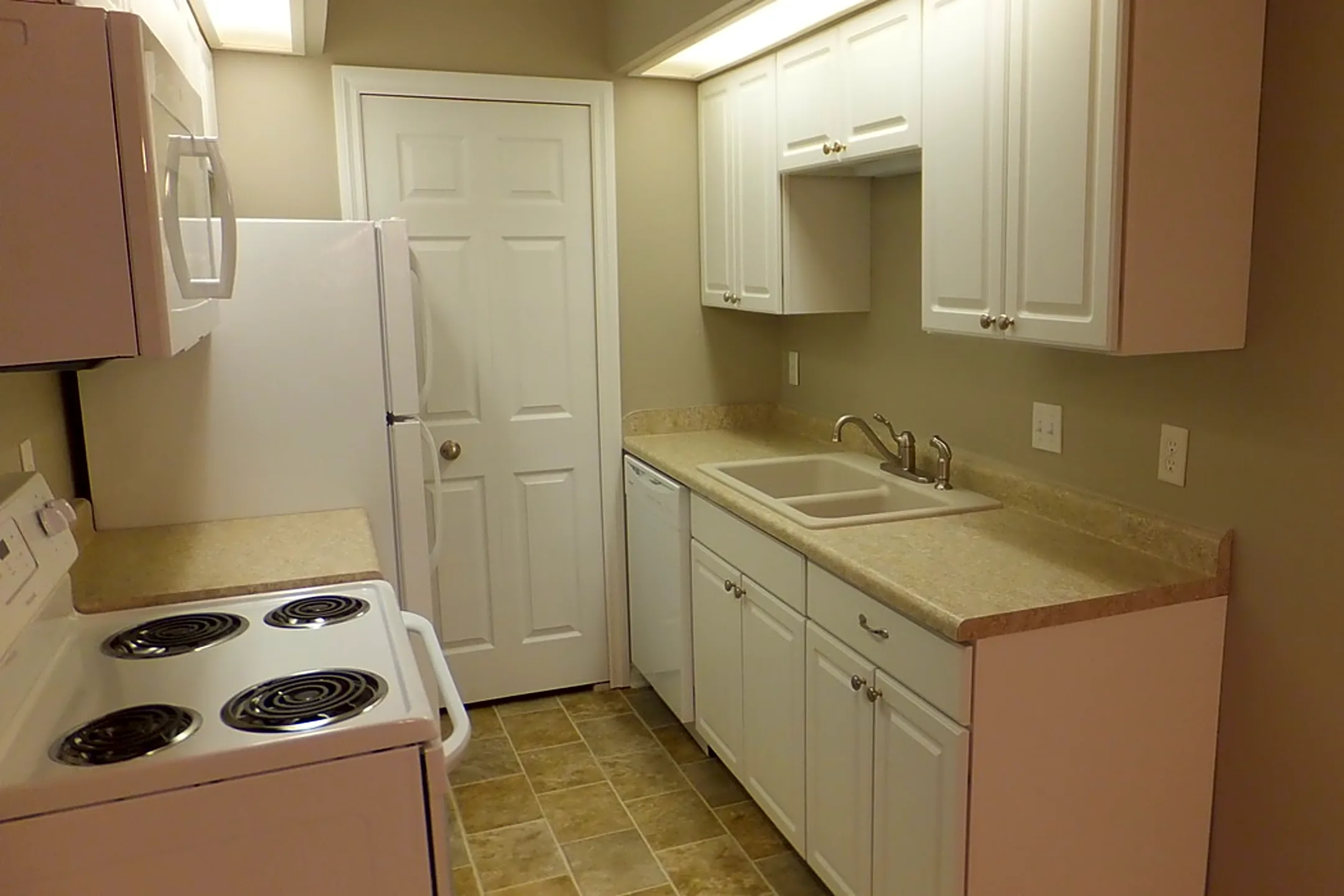 Kitchen - Lake View Shores - Maumee, OH