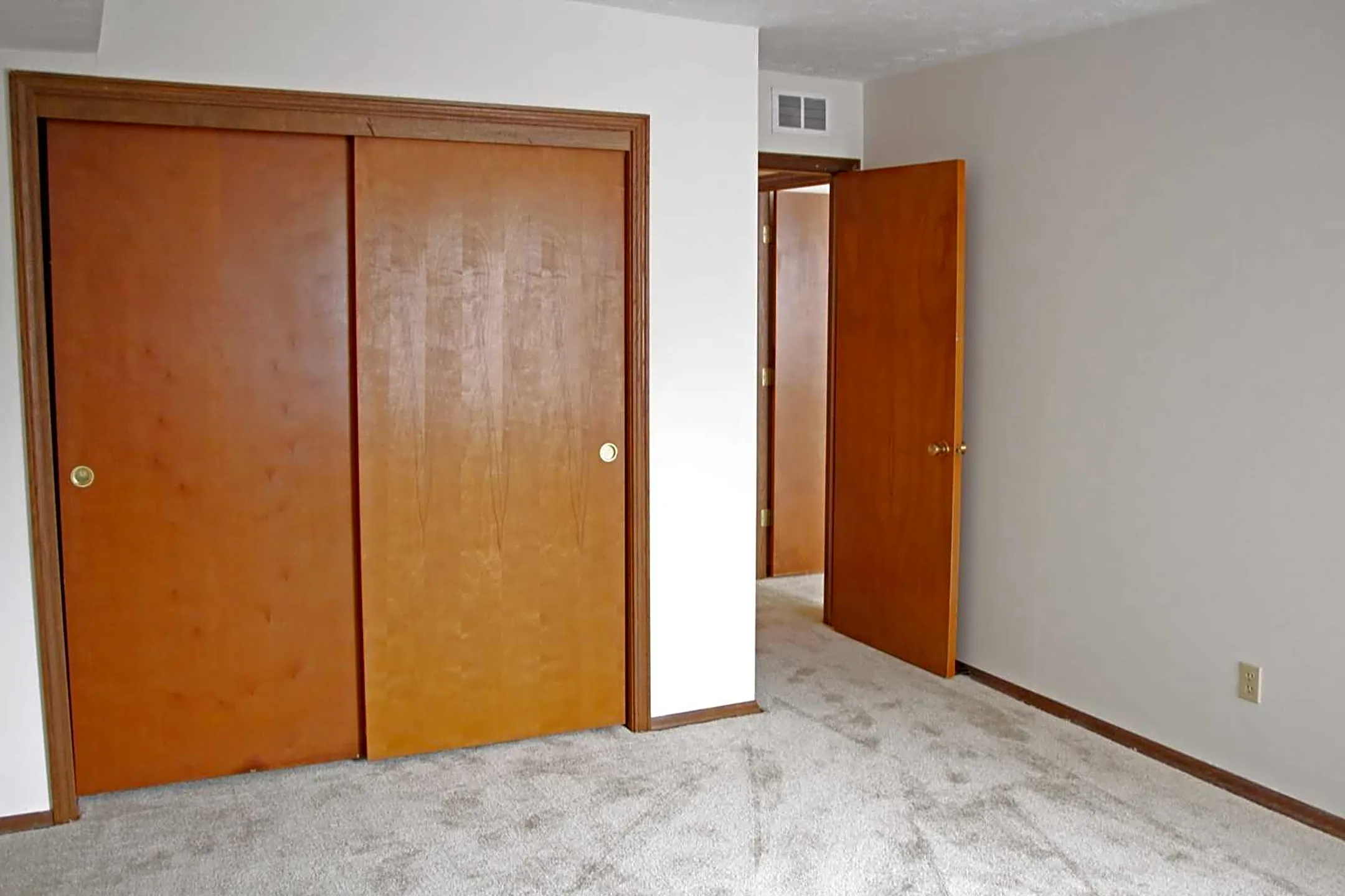 Bedroom - Parkview Arms - Bexley, OH