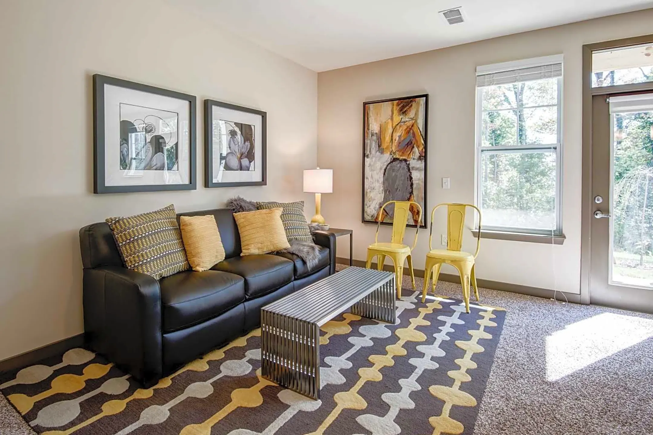 Living Room - The Retreat Apartments - Roanoke, VA