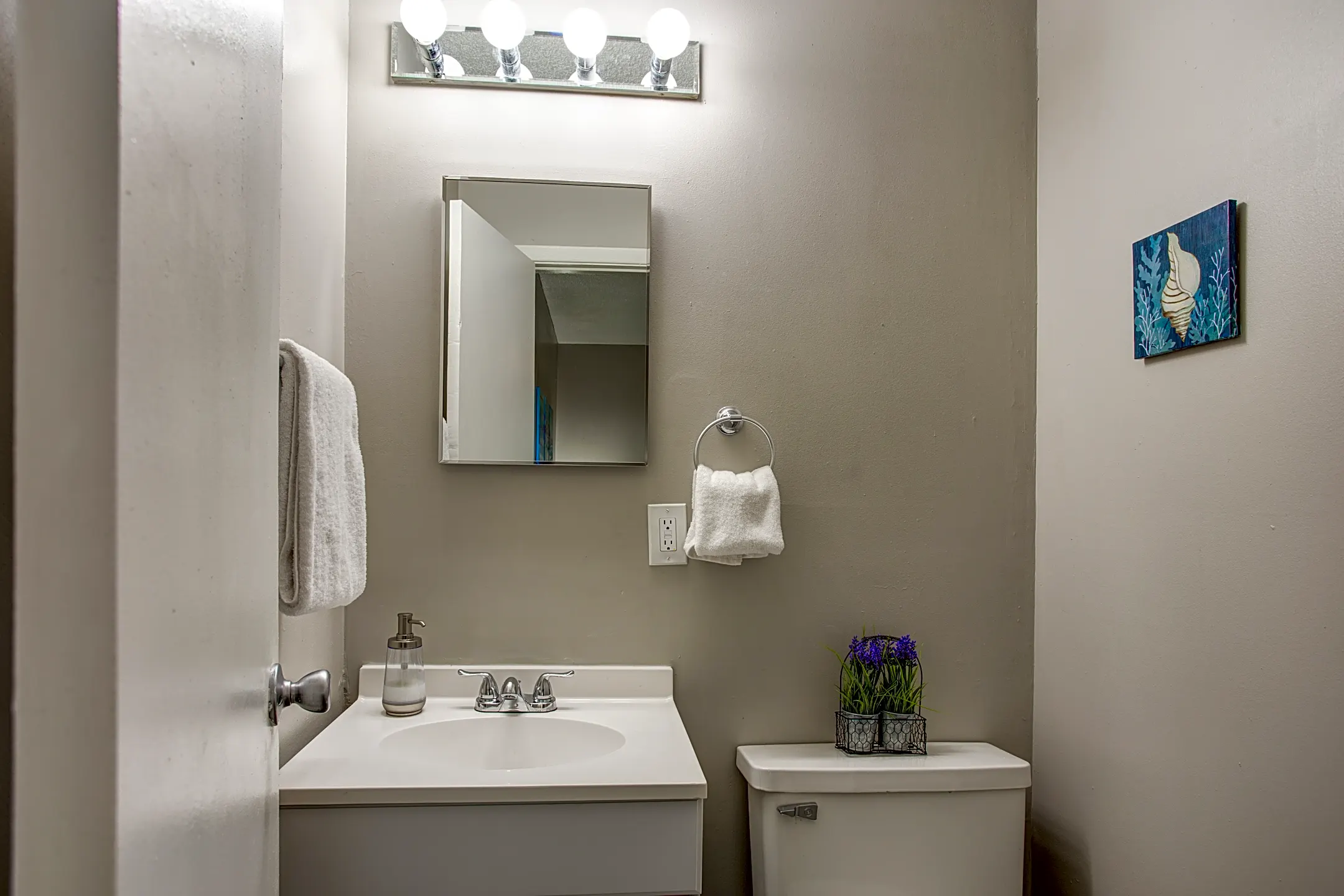 Bathroom - Broadway Ridge and Stoneside - Gladstone, MO