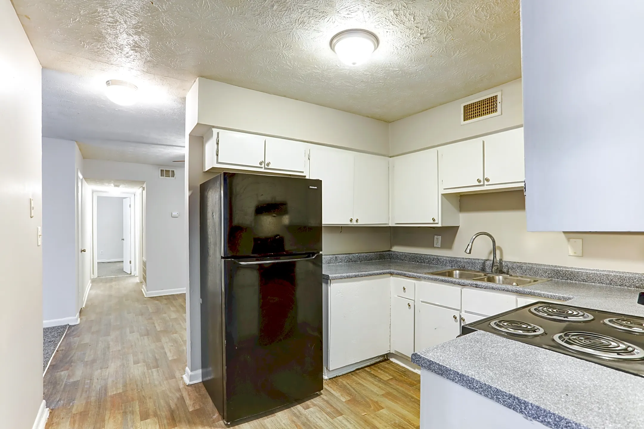 Kitchen - Amberwood Apartments - Riverdale, GA