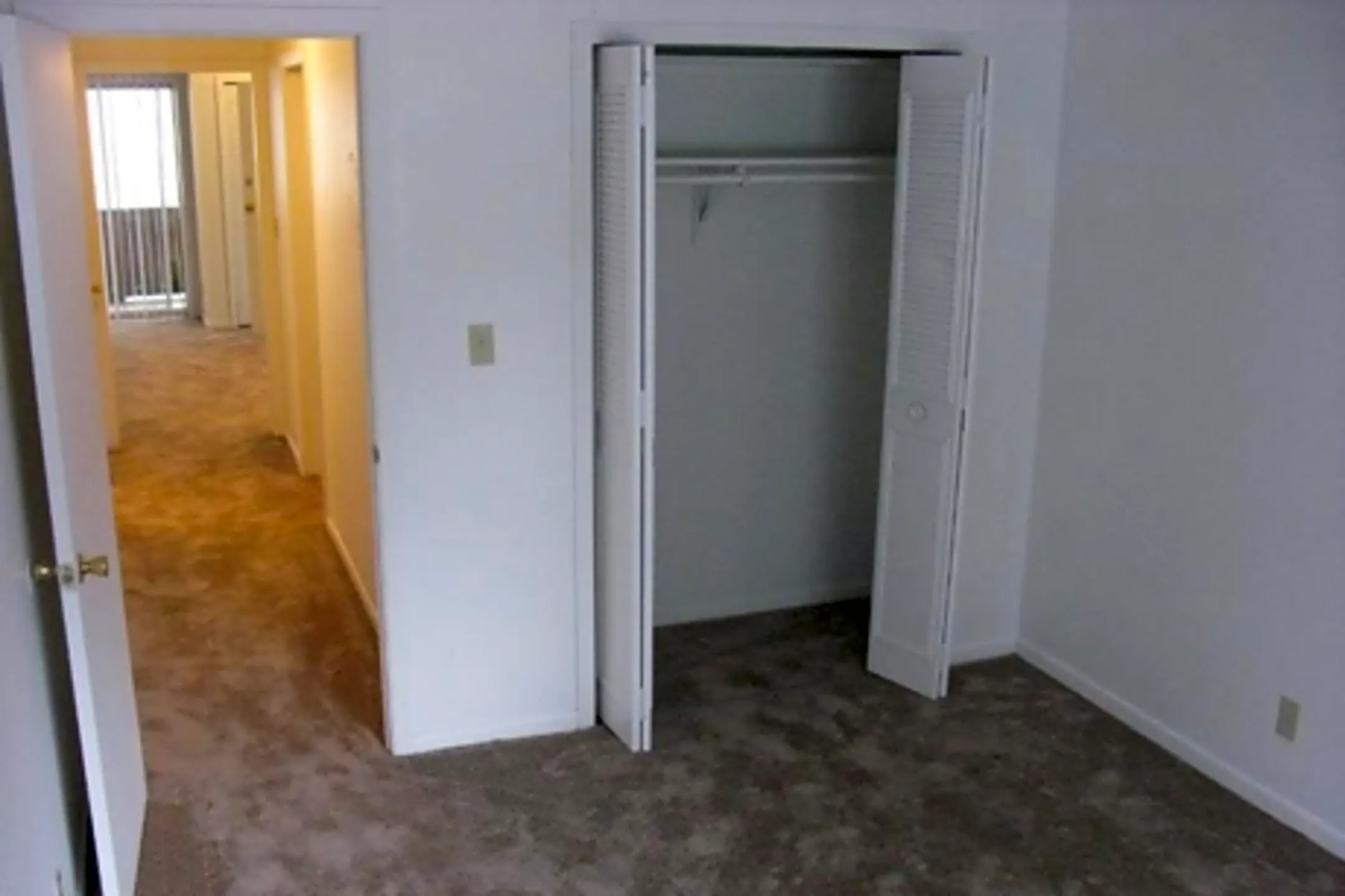 Wornall Place Apartments 8718 Wornall Rd Kansas City, MO Apartments