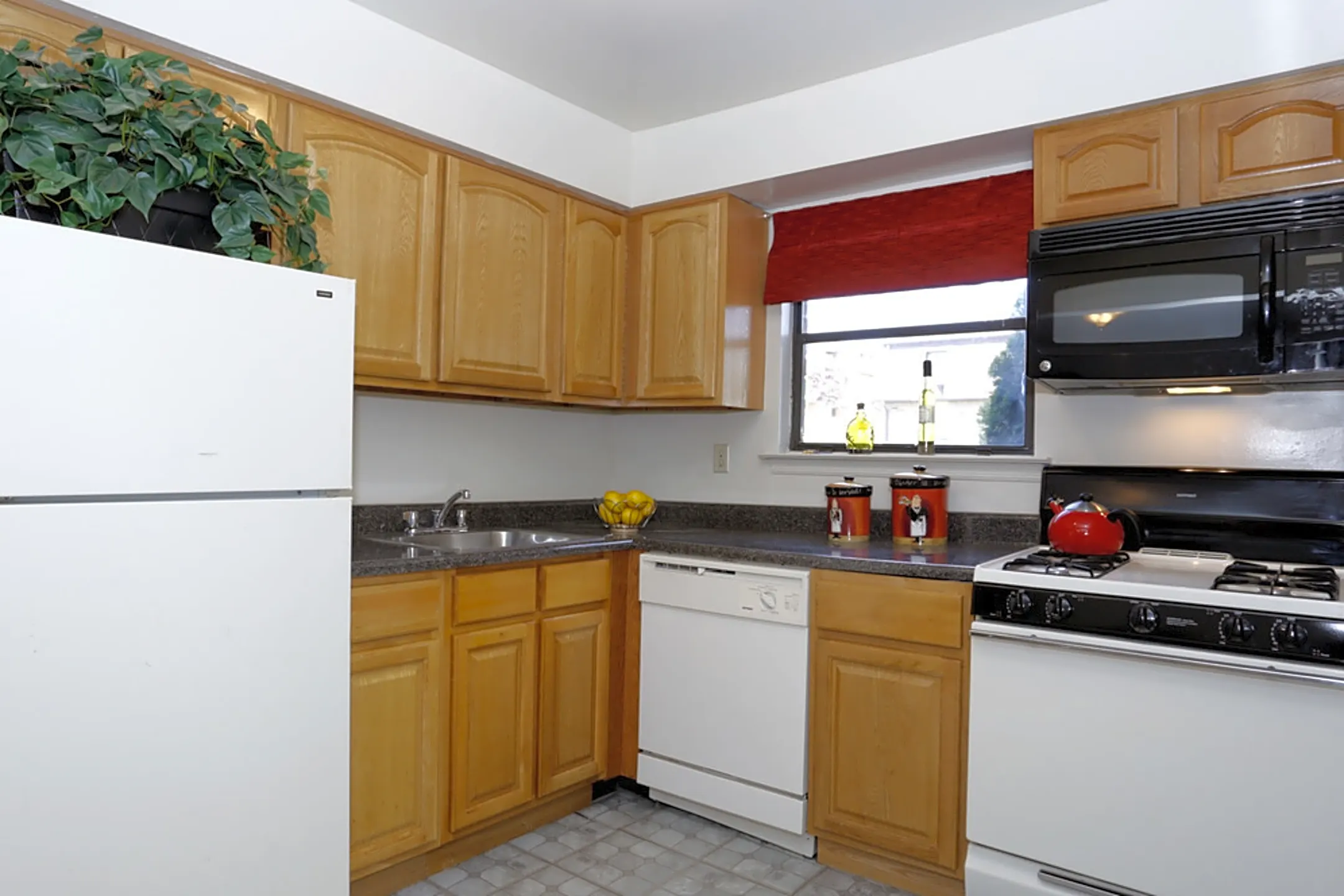 Hillside Gardens 1200 Sunnyview Oval Keasbey, NJ Apartments for