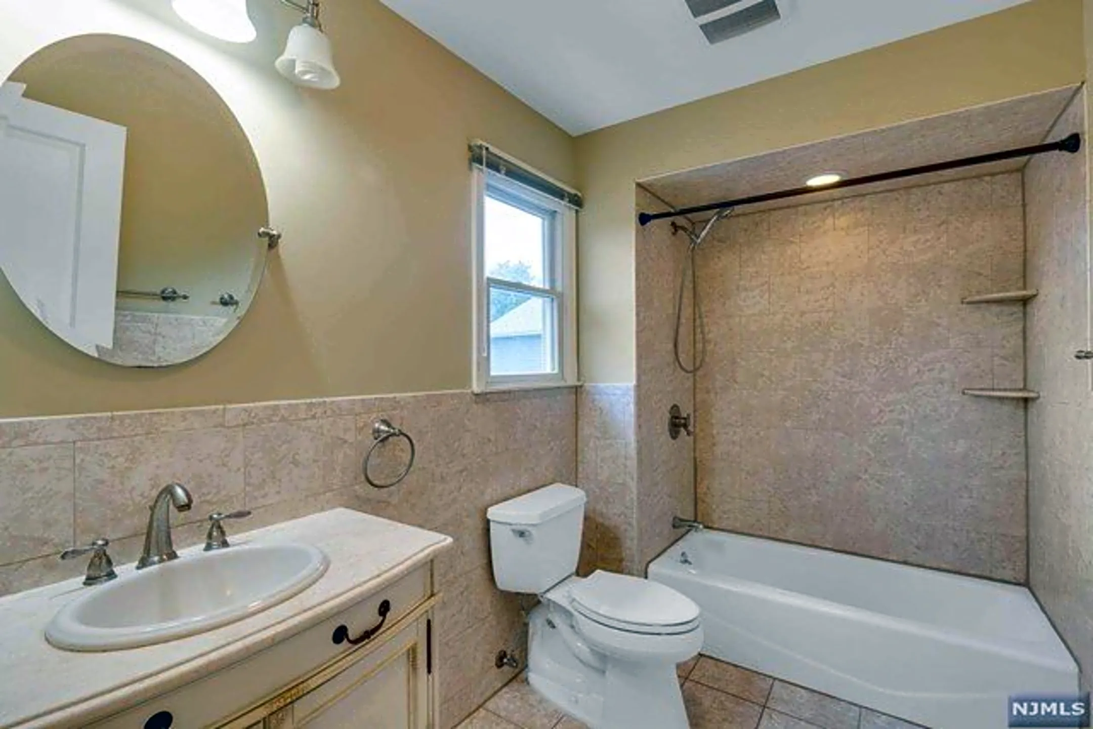 Bathroom - 16 N Farview Ave - Paramus, NJ