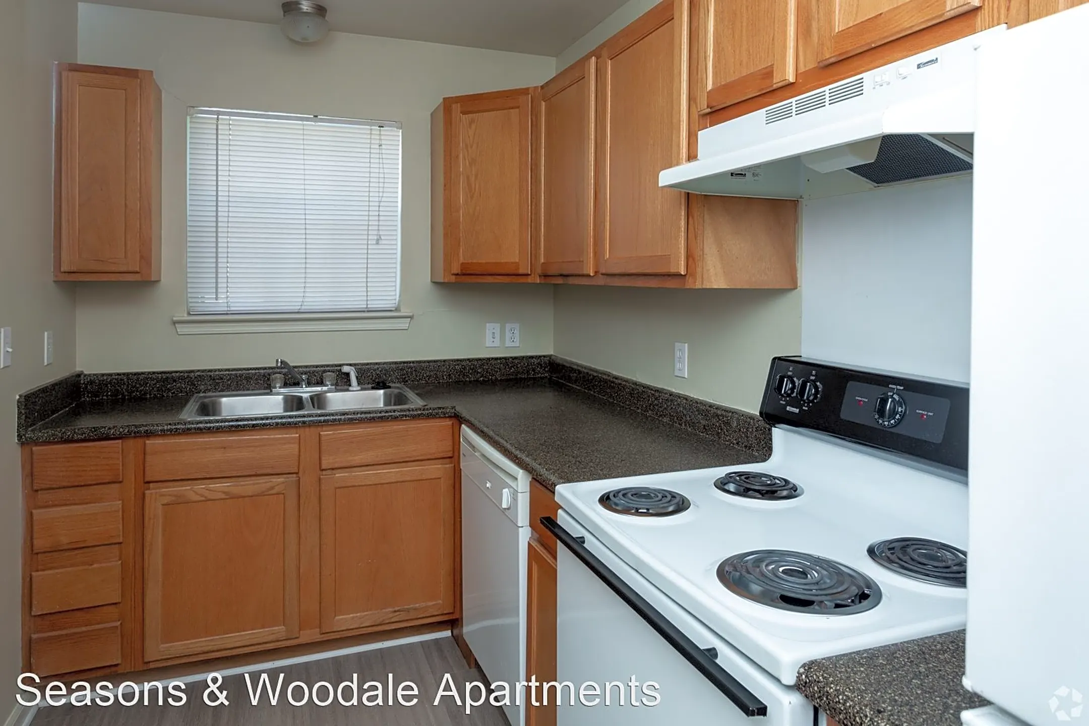 Kitchen - Seasons & Woodale Apartments - Monroe, LA