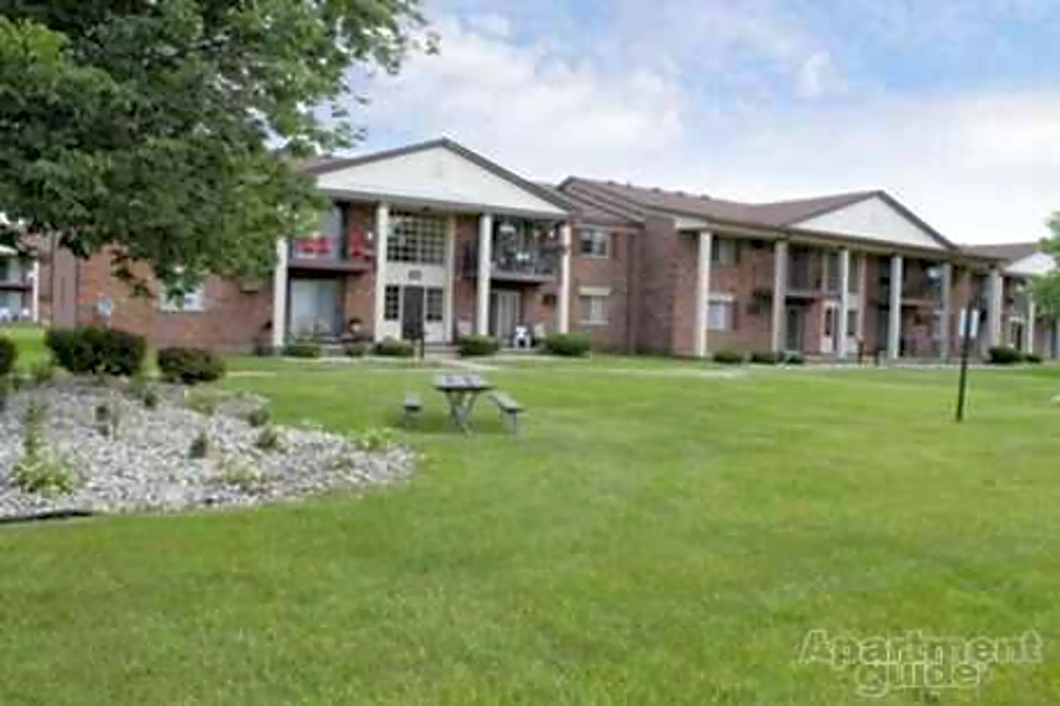 Williamsburg East Apartments - 31550 Schoenherr Rd | Warren, MI ...