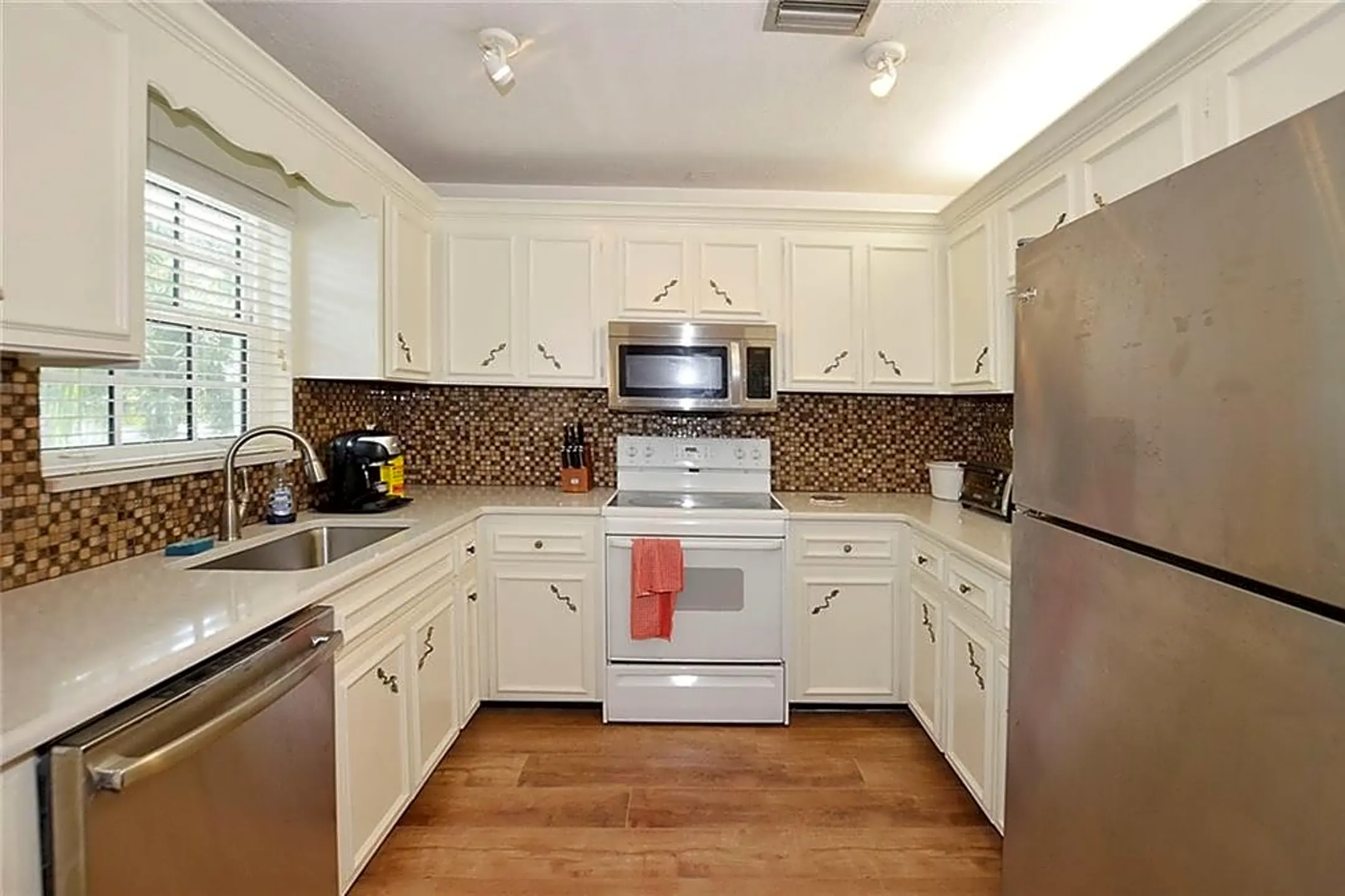 Kitchen - 900 Jasmine Ln #204A - Vero Beach, FL