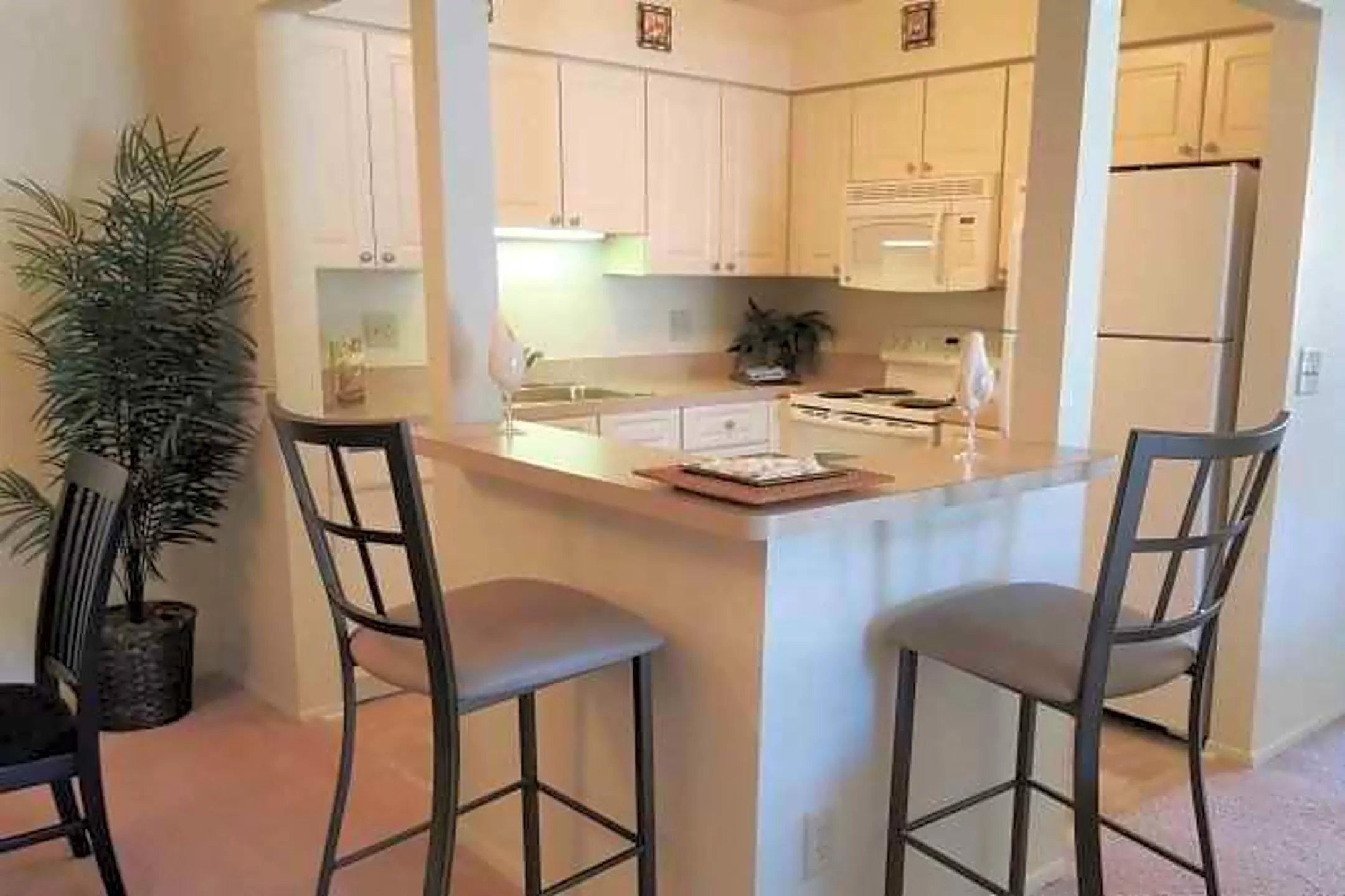 Kitchen - Harbour Village Apartments - Northville, MI