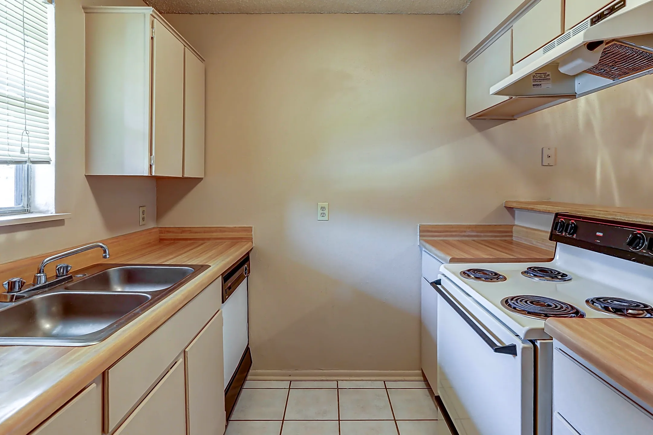 Kitchen - Southbrooke Apartments - Fort Smith, AR