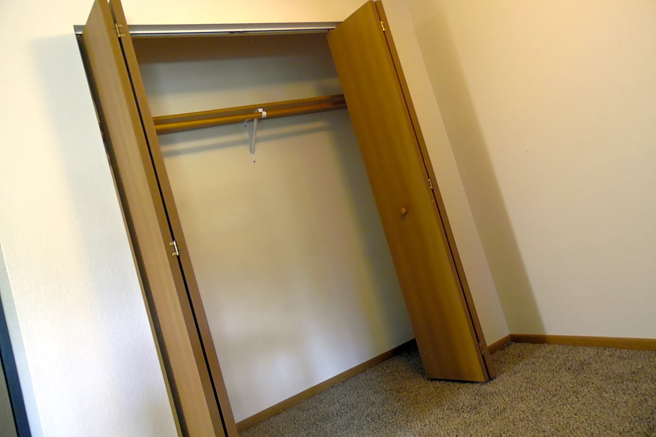 Sandy Creek Apartments 320 N Western Ave Sioux Falls, SD Apartments