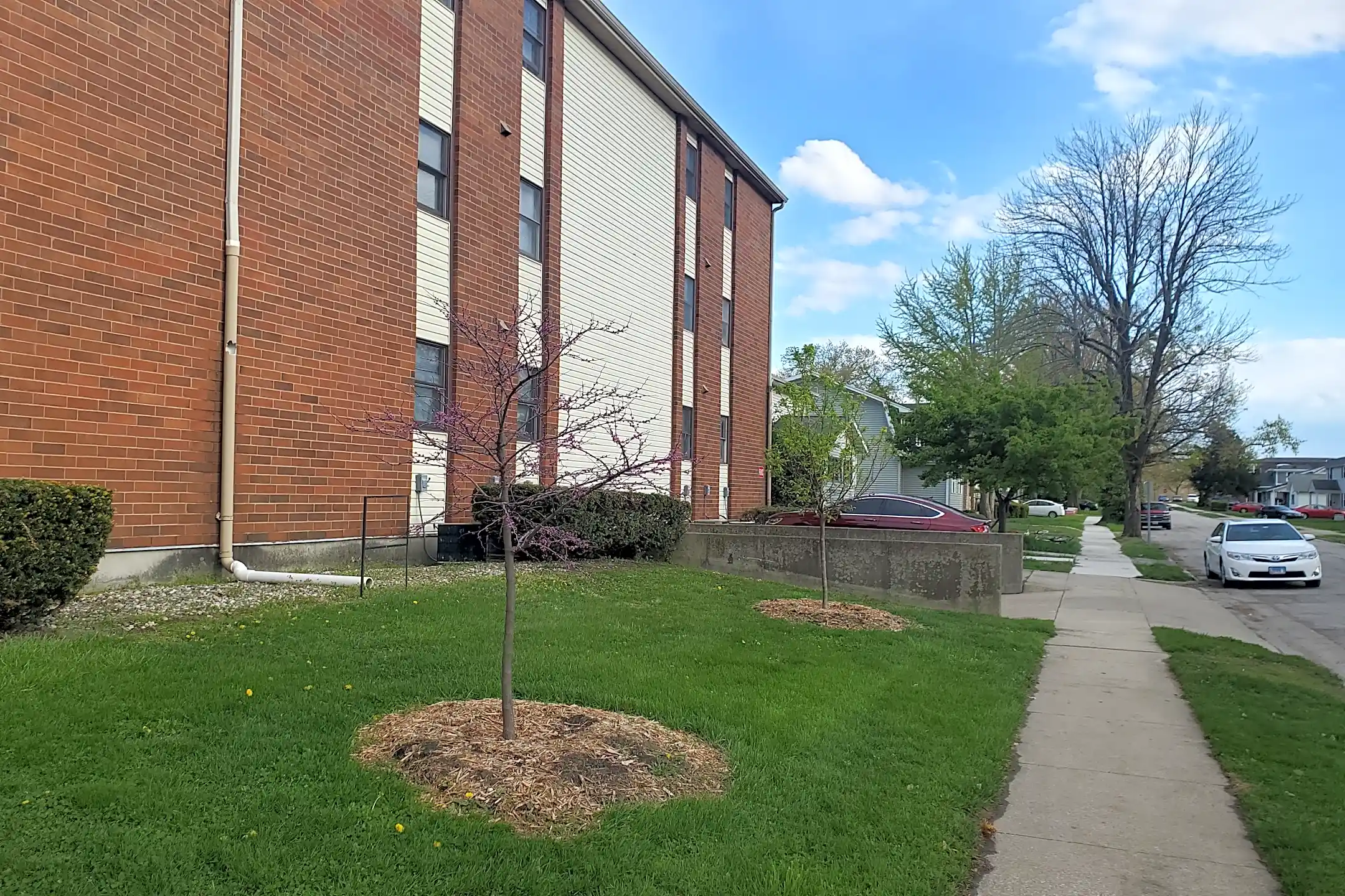 Royal Heights Apartments 1509 2nd St Charleston, IL Apartments for