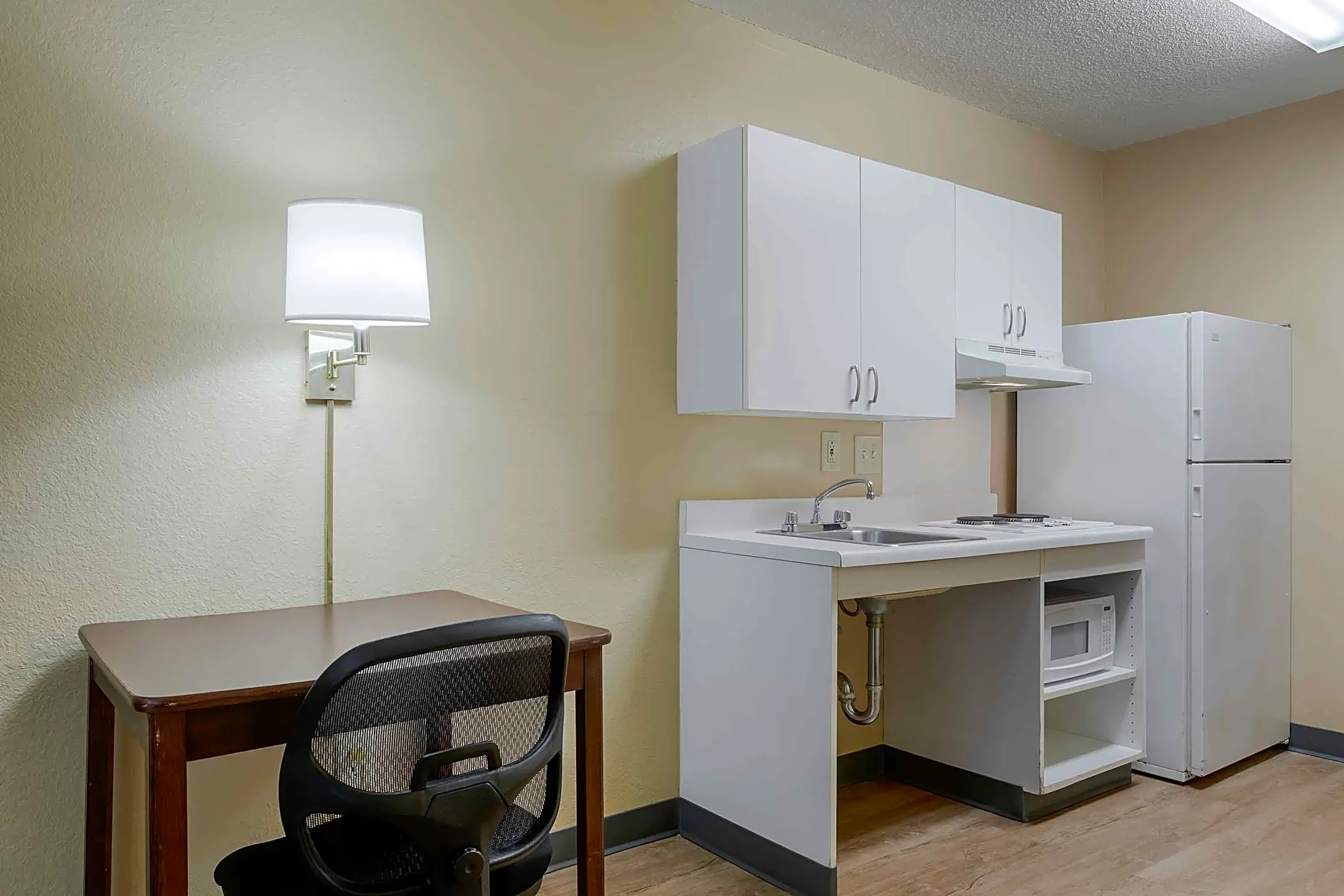 Kitchen - Furnished Studio - Chicago - Lansing - Lansing, IL