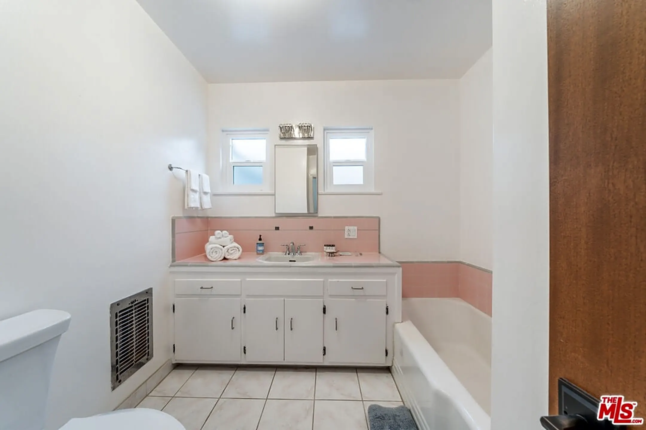 Bathroom - 3771 Longview Valley Rd - Los Angeles, CA