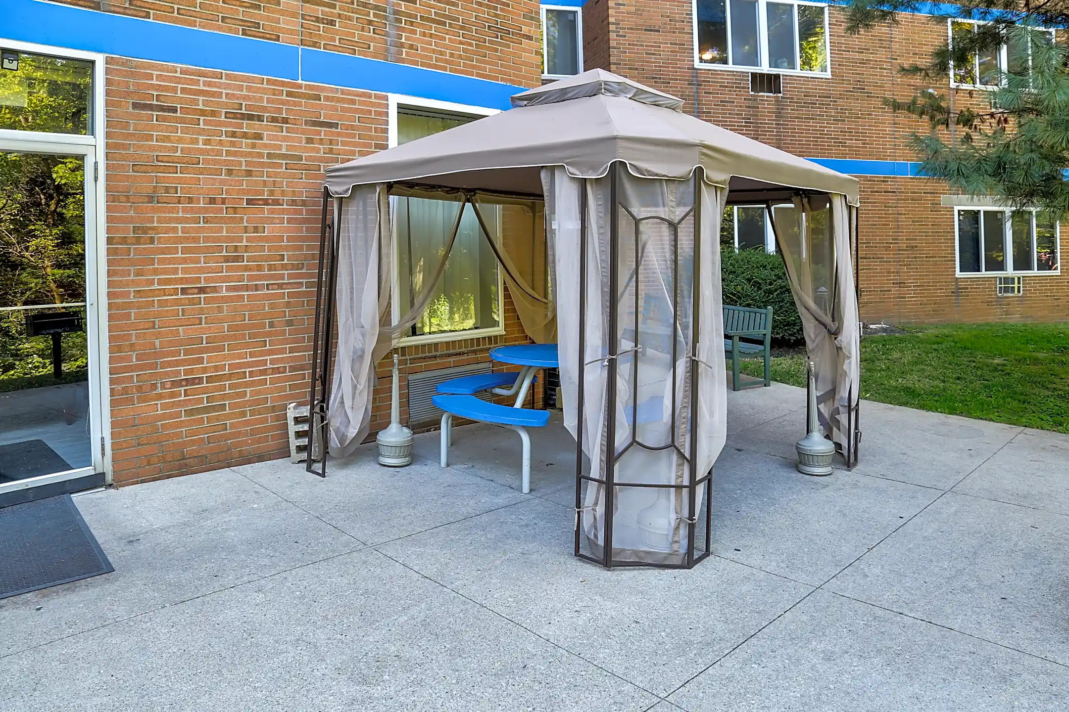 The Bradford 1500 Groesbeck Rd Cincinnati, OH Apartments for Rent