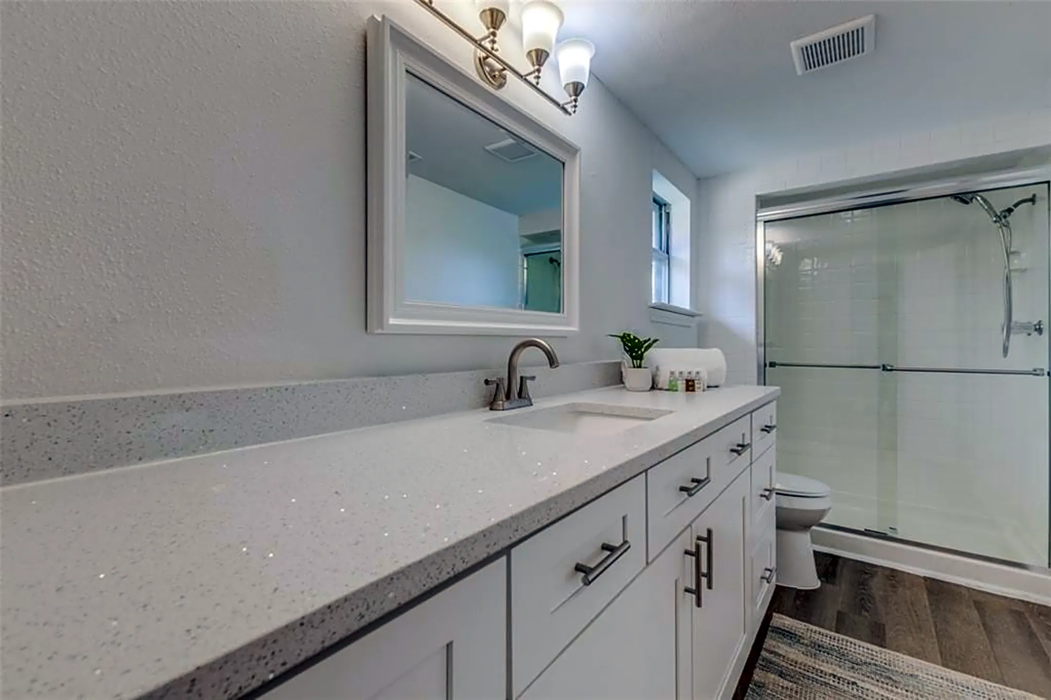 Bathroom - 13411 Charcoal Ln - Farmers Branch, TX