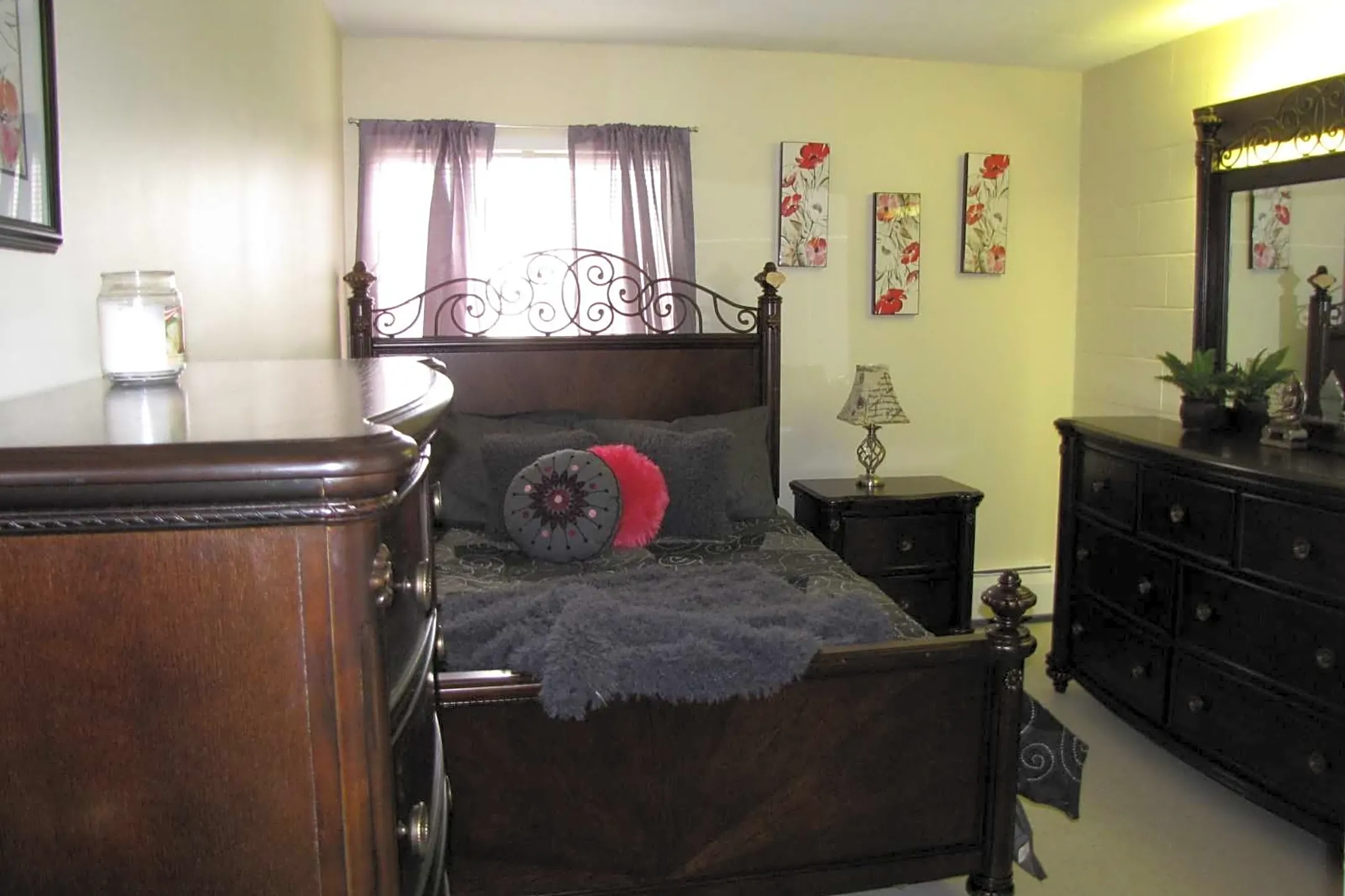 Bedroom - Ashland Manor - Toledo, OH