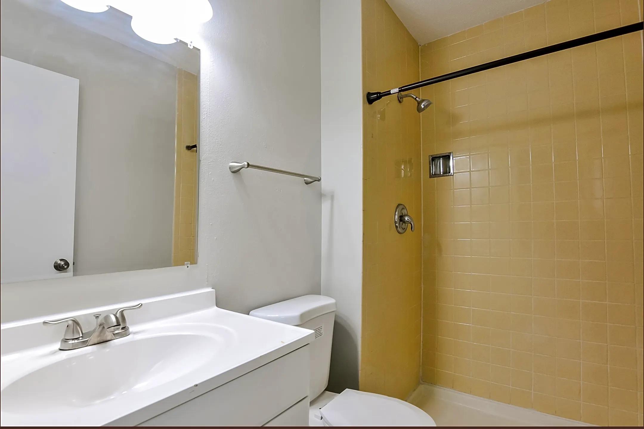 Bathroom - 12255 Creve Coeur Ridge Ct - Maryland Heights, MO