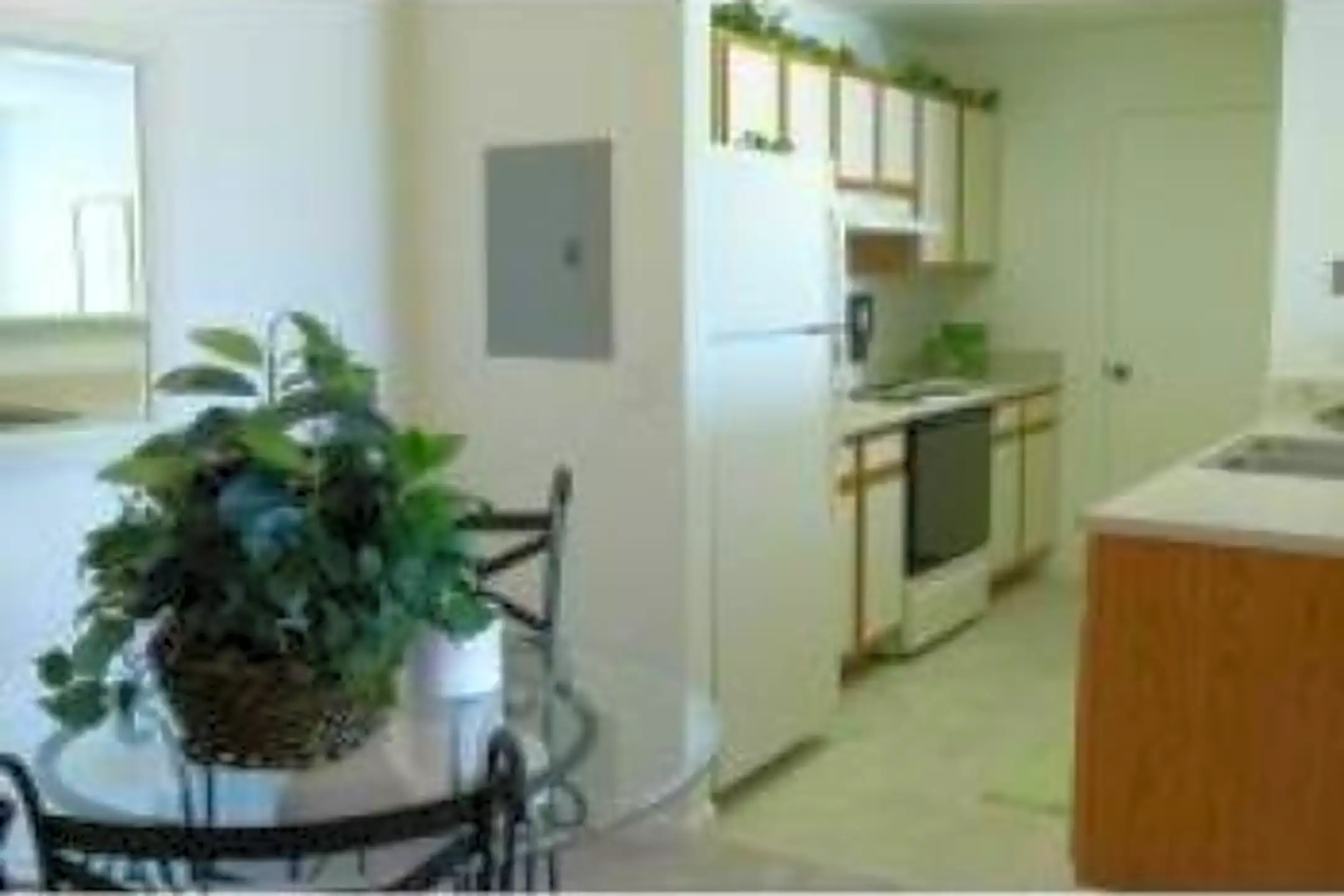 North Oak Crossing 9400 N Oak Trfy Kansas City, MO Apartments for