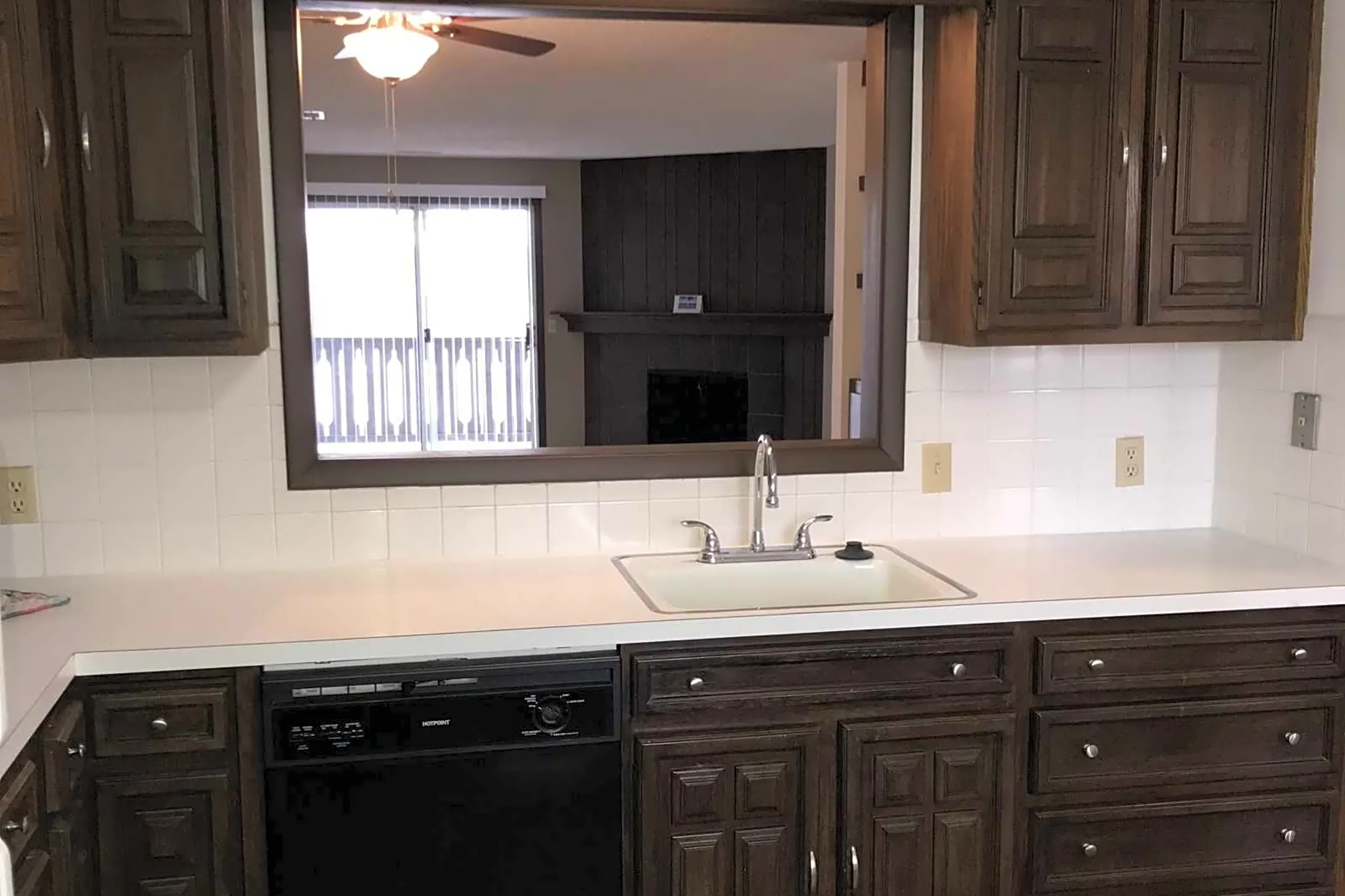 Kitchen - Twin Lakes Apartments - Wichita, KS