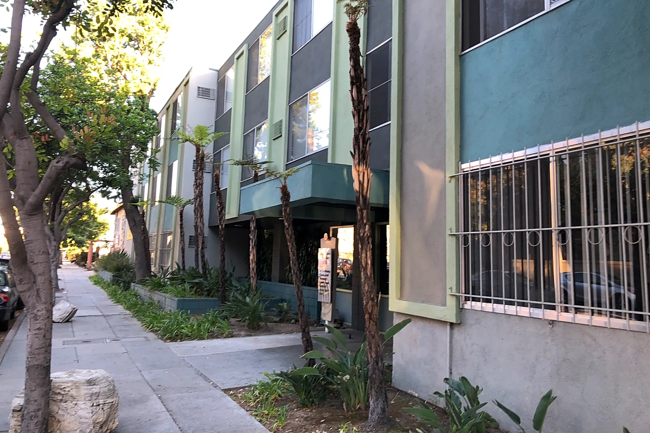 mardi gras apartments los angeles