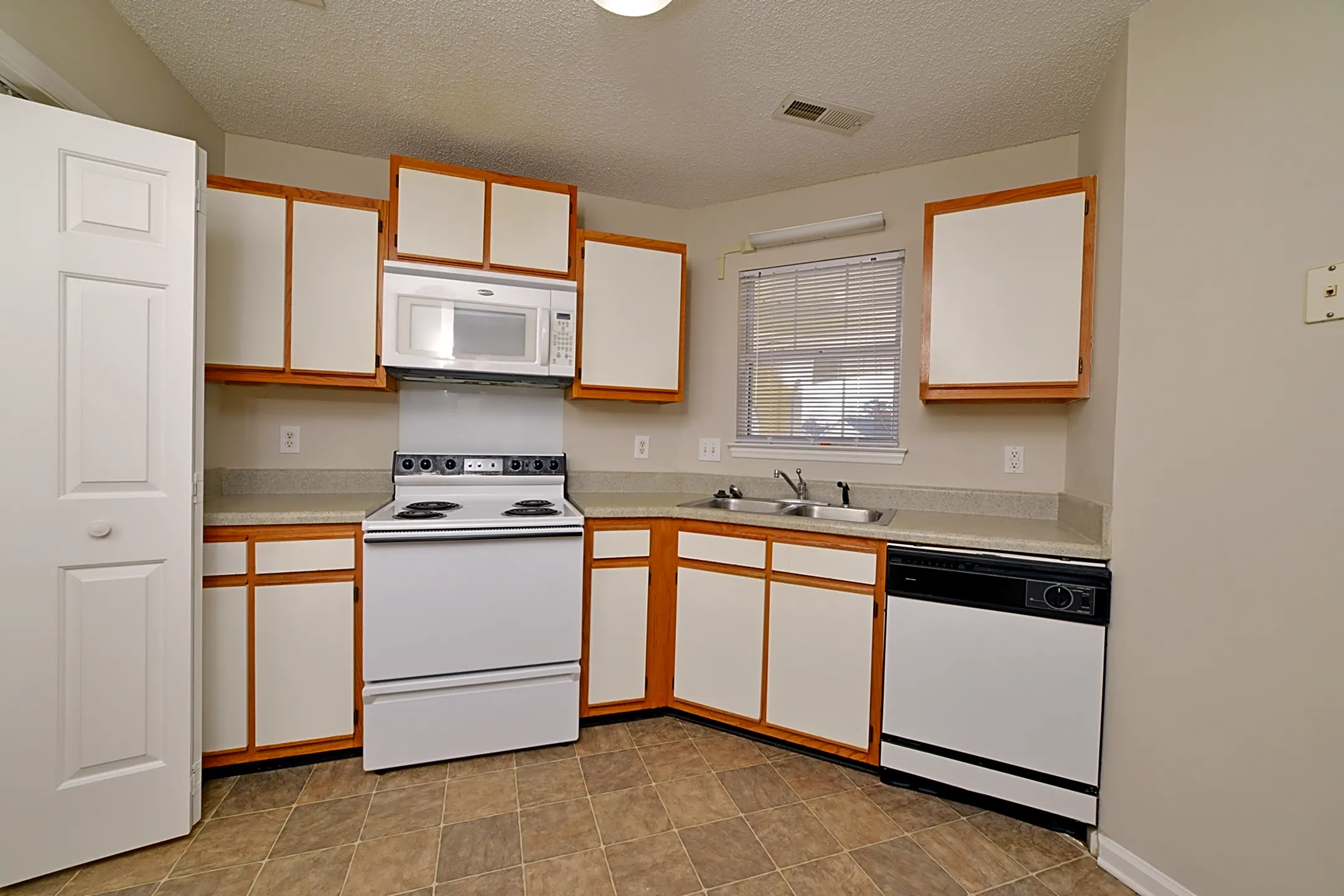 Kitchen - Meridian Park Apartments - Greenville, NC