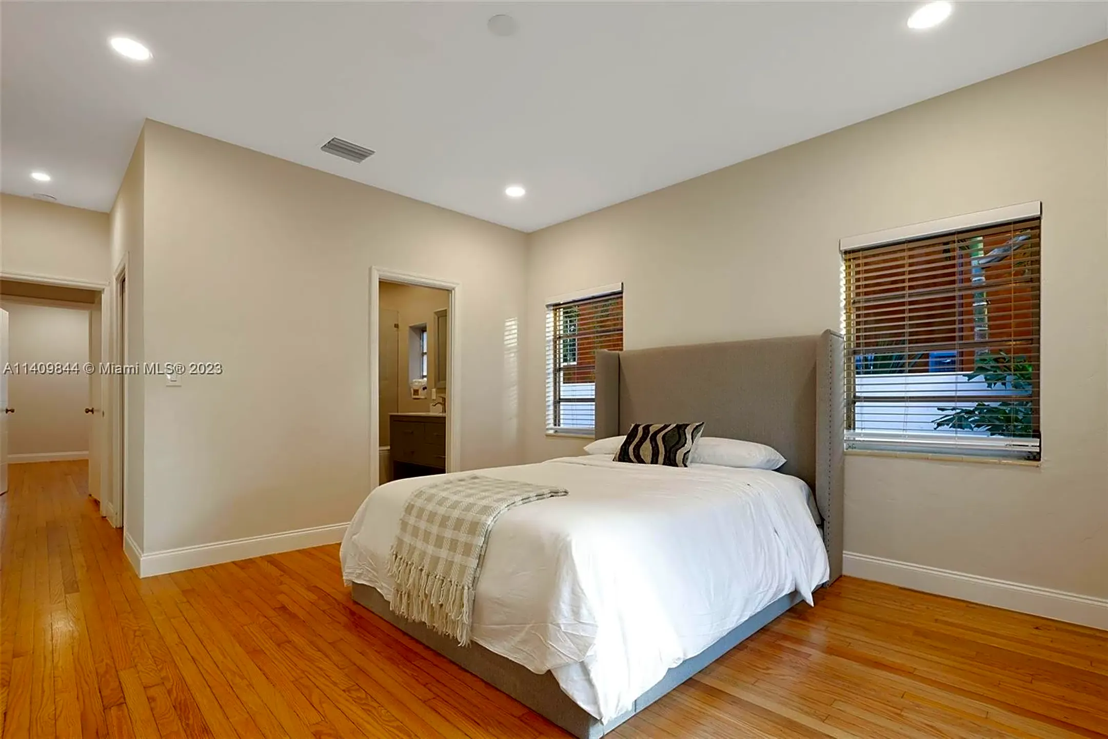 Bedroom - 3760 Royal Palm Ave - Miami Beach, FL
