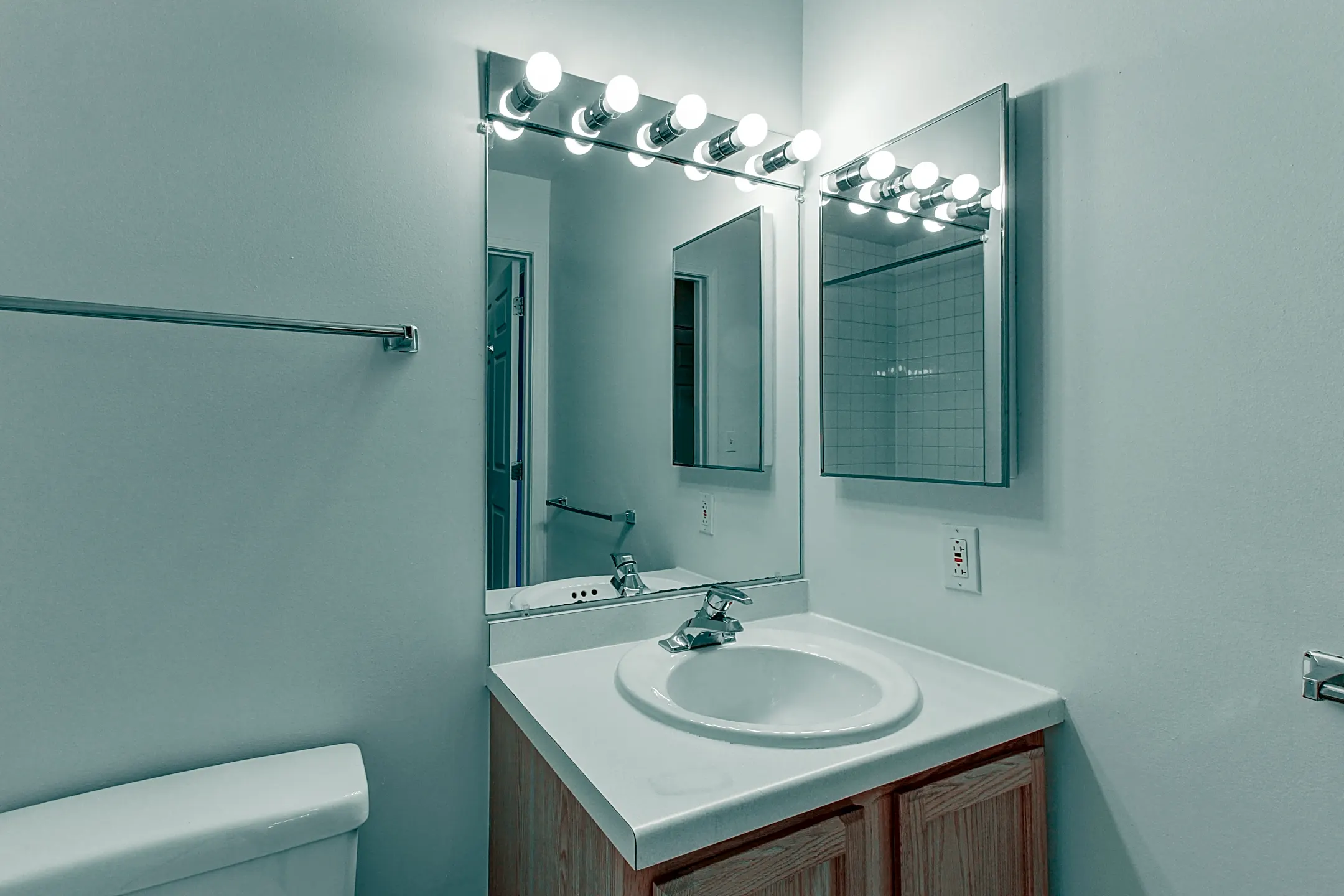 Bathroom - Oak Hill Apartments - Pittsburgh, PA