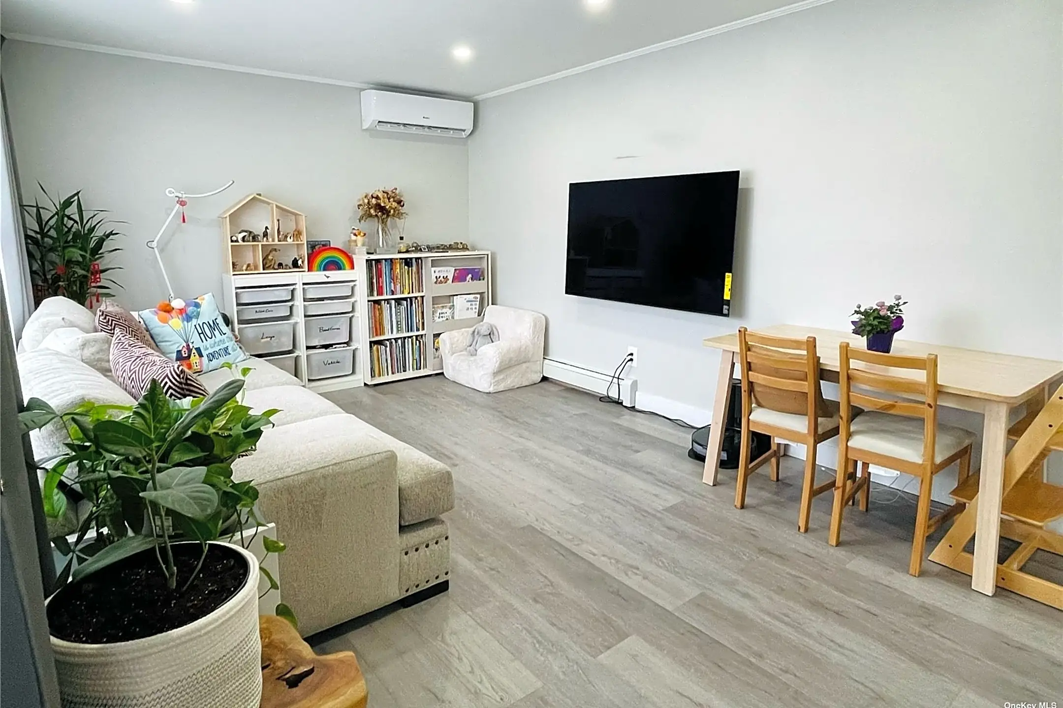 Living Room - 1666 Meadow Ln - East Meadow, NY
