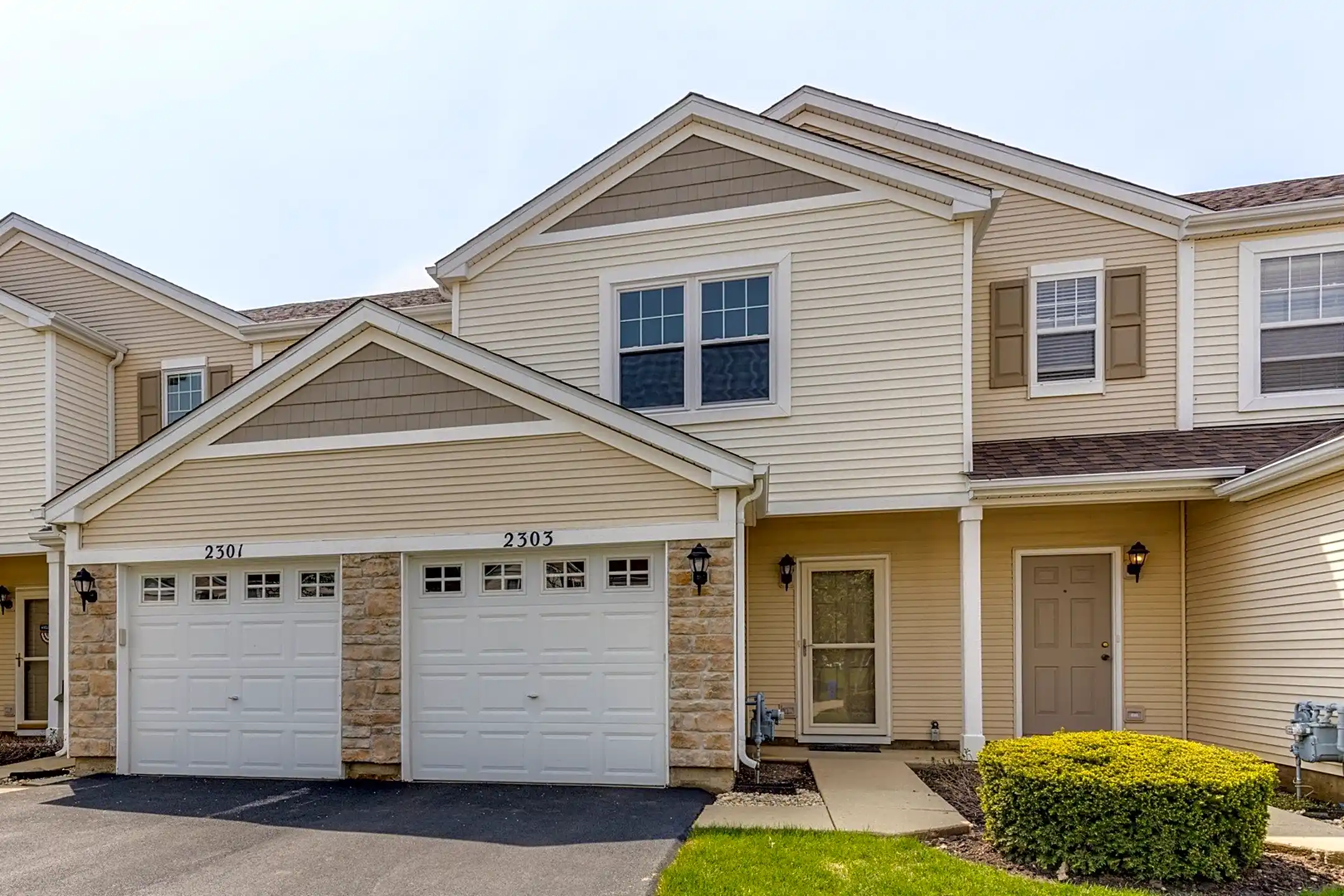 2303 Flagstone Ln Townhomes - Carpentersville, IL 60110