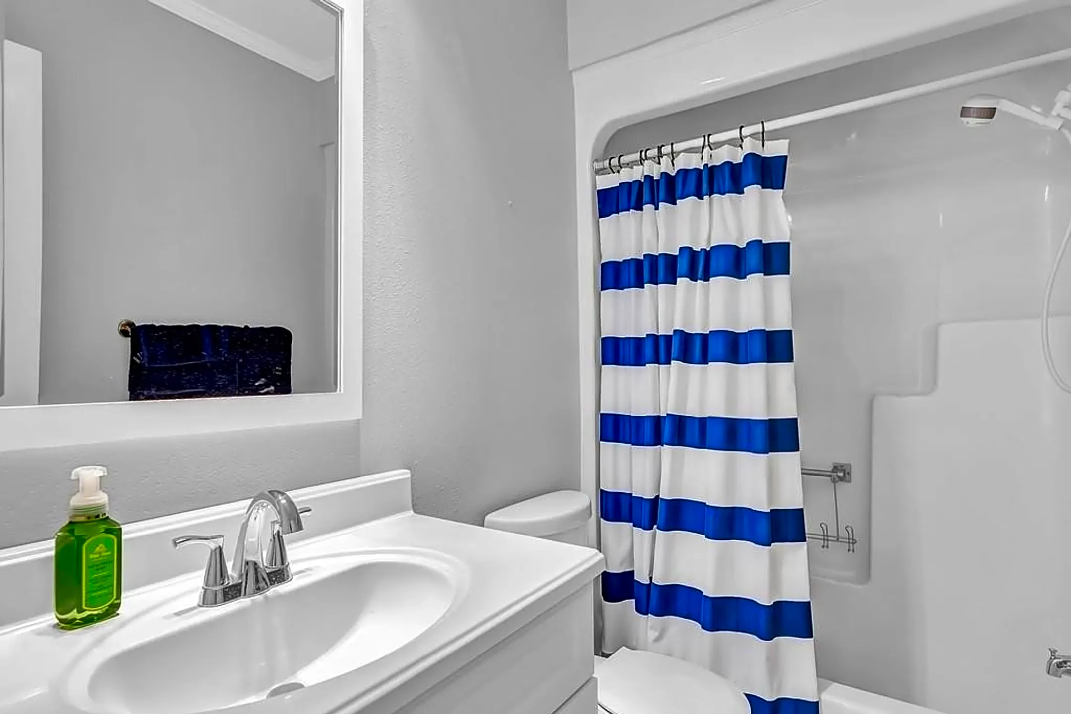 Bathroom - 900 Jasmine Ln #6B - Vero Beach, FL