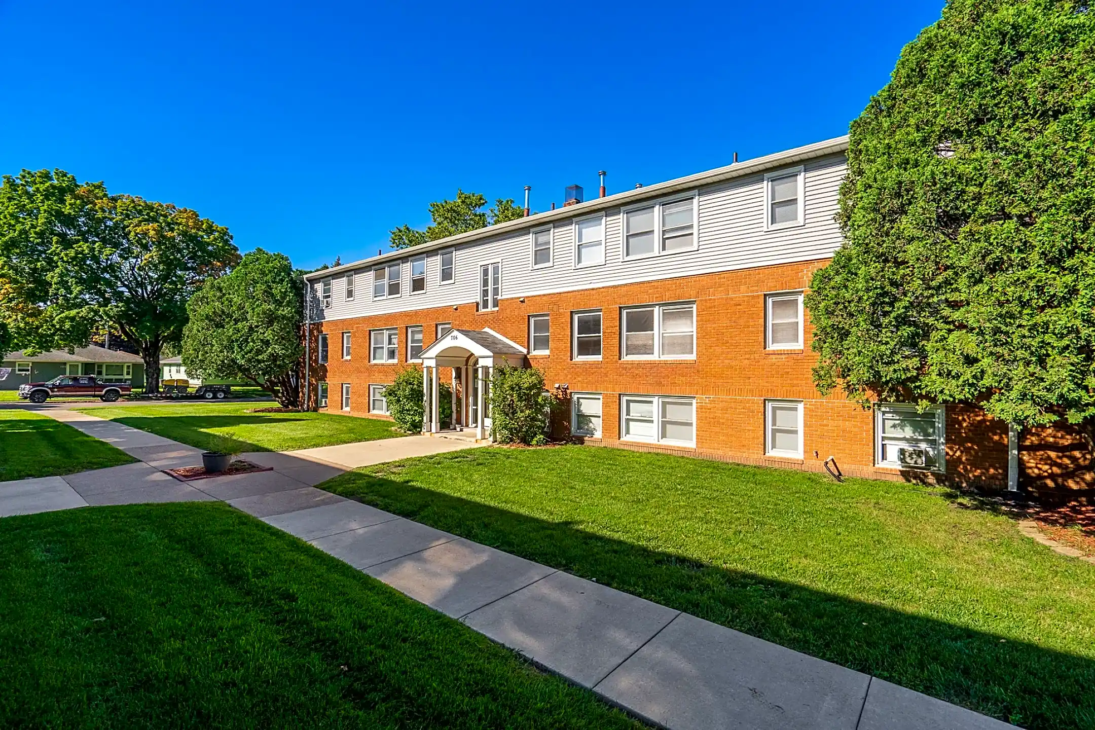 Academy Apartments 706 E Academy St Owatonna, MN Apartments for