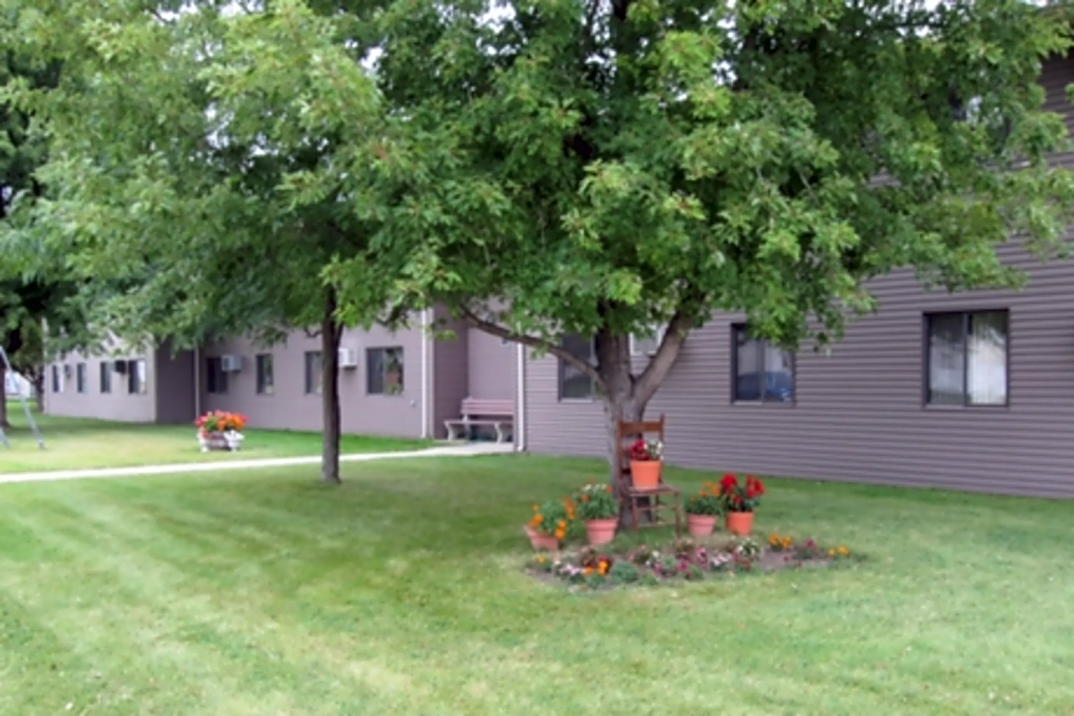 Heartland Apartments 18 E 8th Ave Redfield, SD Apartments for Rent