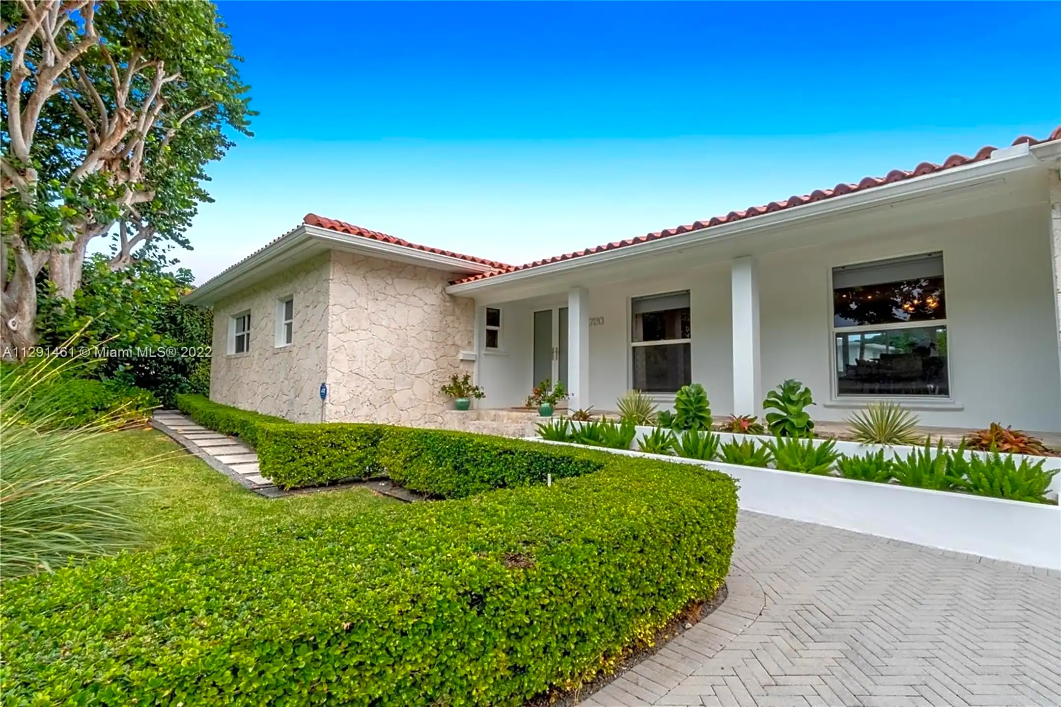 Building - 720 Lake Rd - Miami, FL