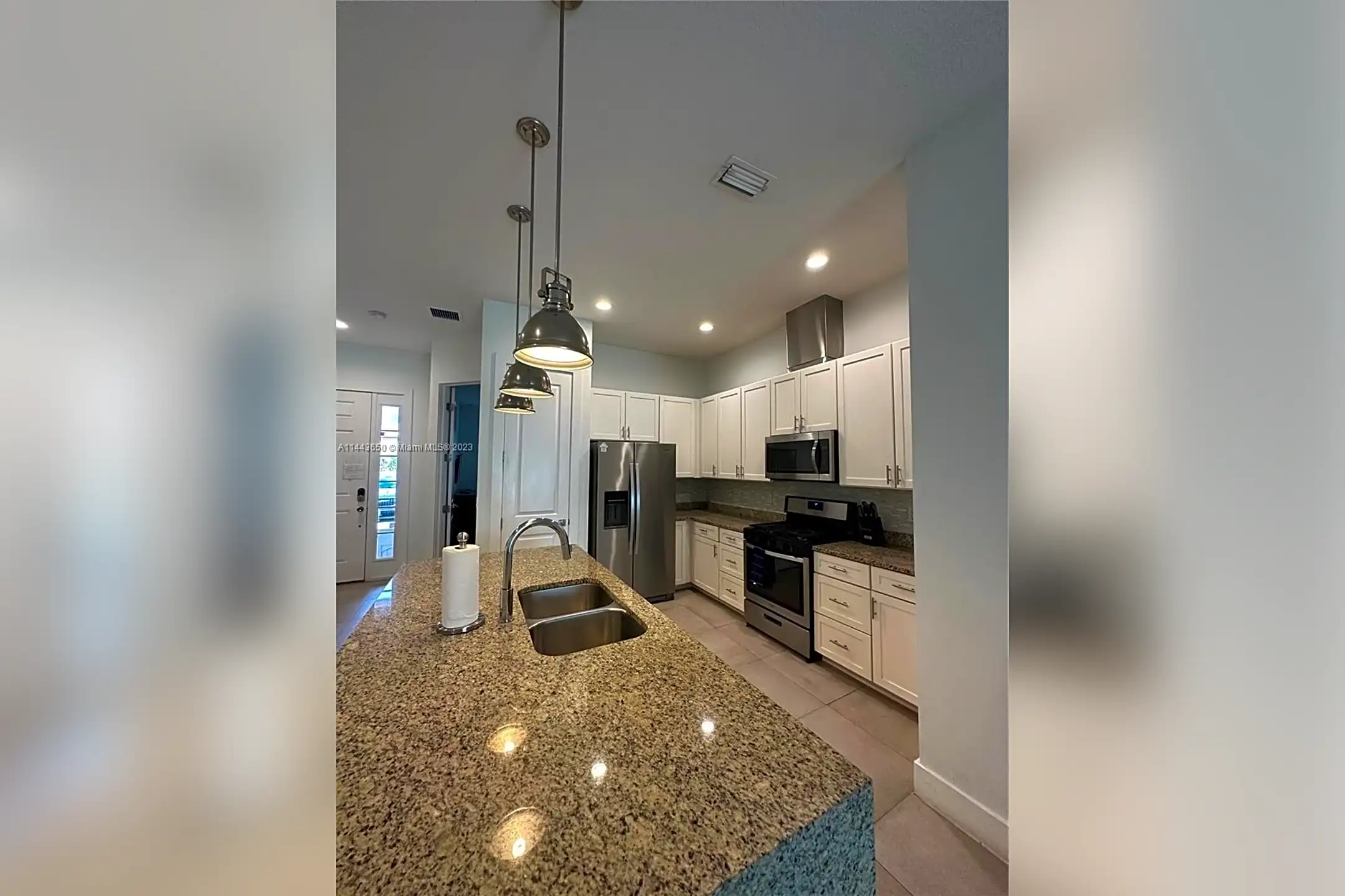Kitchen - 7544 Sunville Ave #7544 - Kissimmee, FL