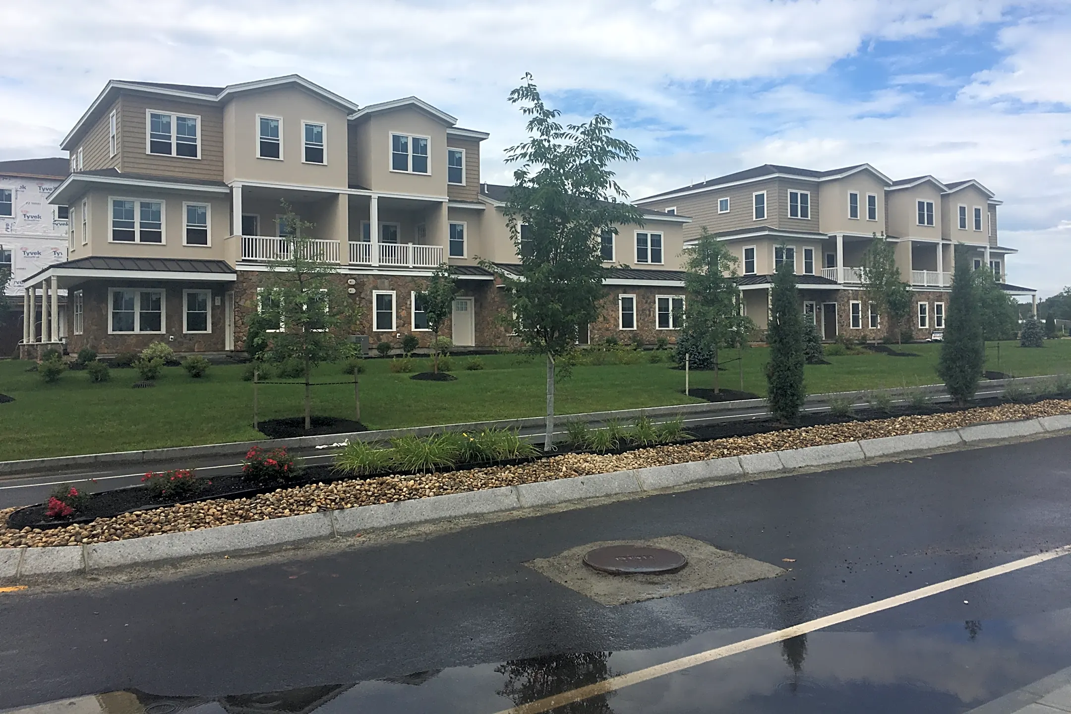 Tuscan Village Residential Buildings/Garage/Pool Apartments Salem, NH