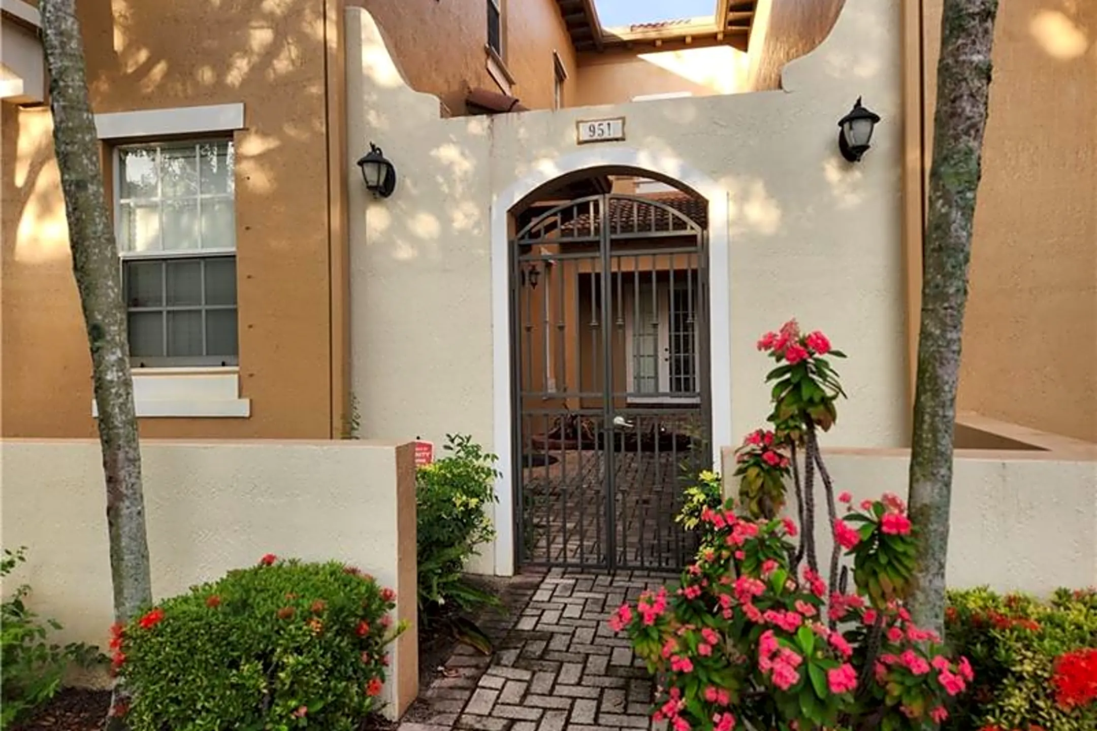 951 SW 146th Terrace Townhomes Pembroke Pines, FL 33027