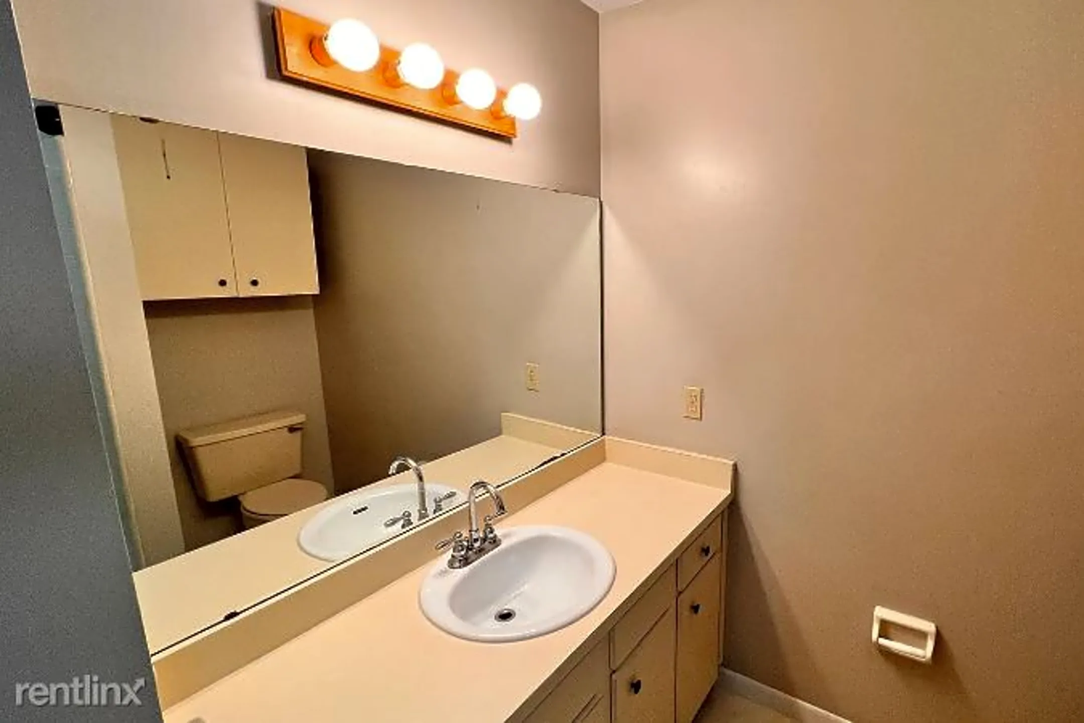 Bathroom - 1880 N Crystal Lake Dr - Lakeland, FL