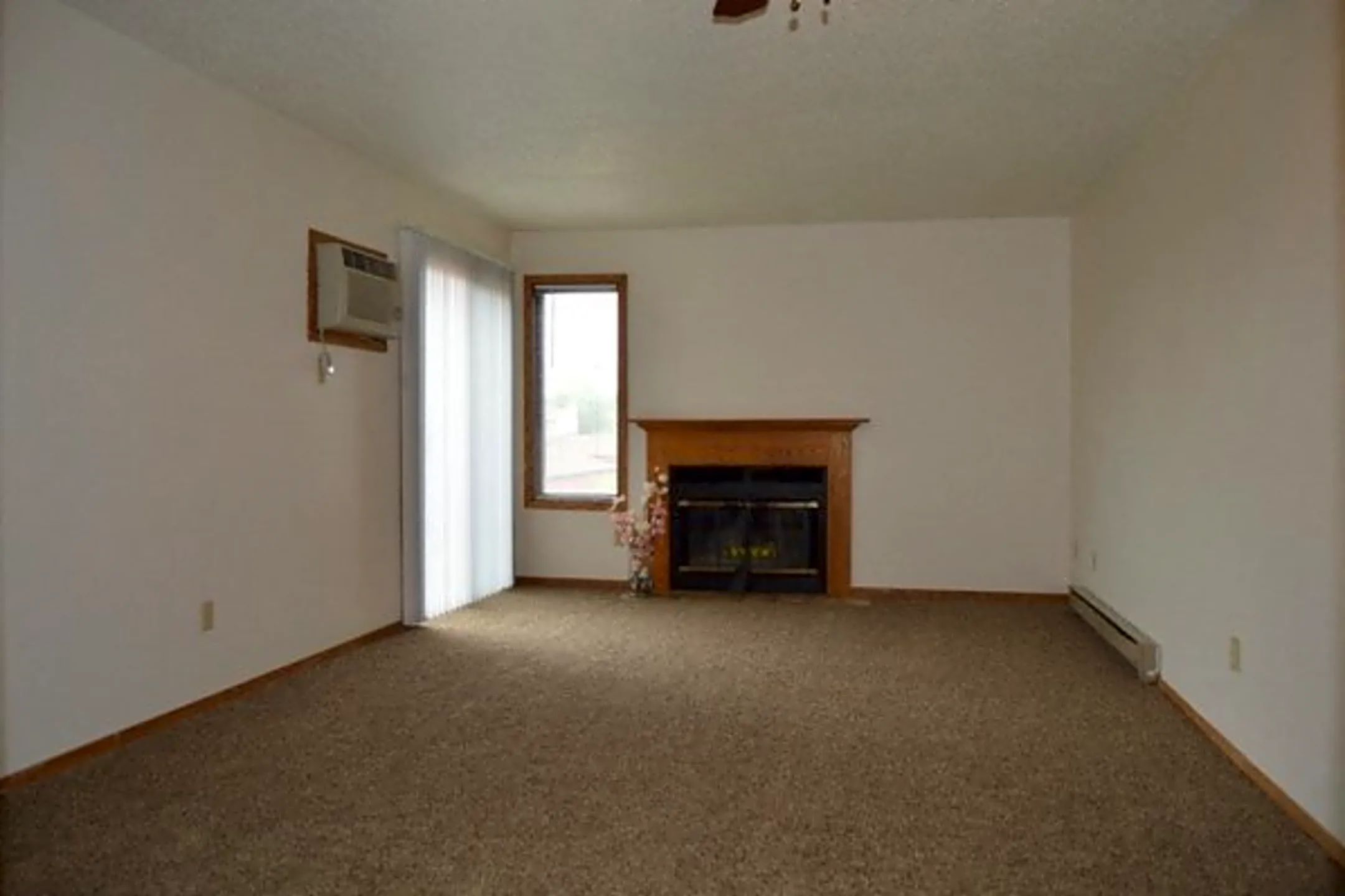 Living Room - Kentwood Manor Office - Fargo, ND