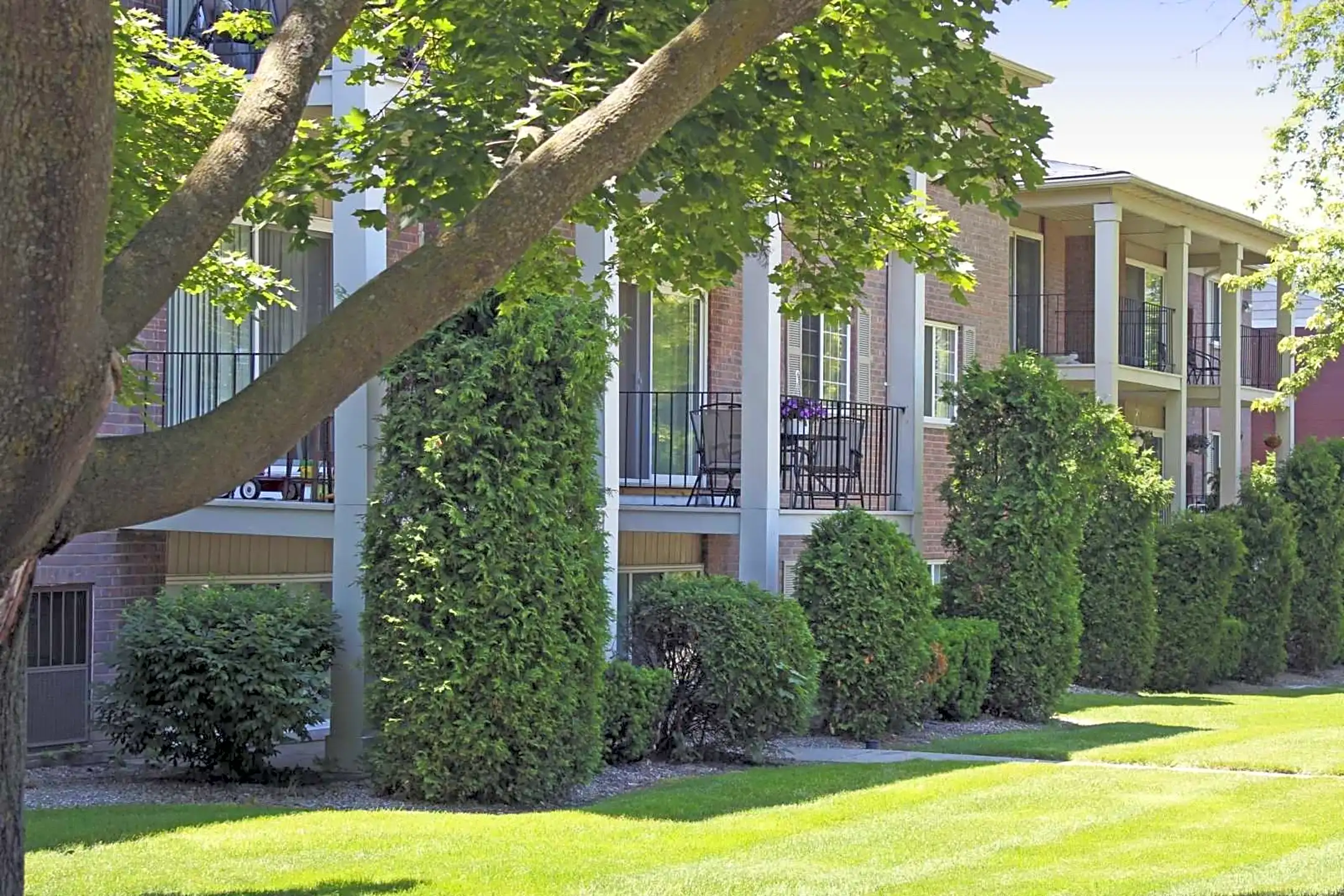 Building - Cass Lake Shore Club - Waterford, MI