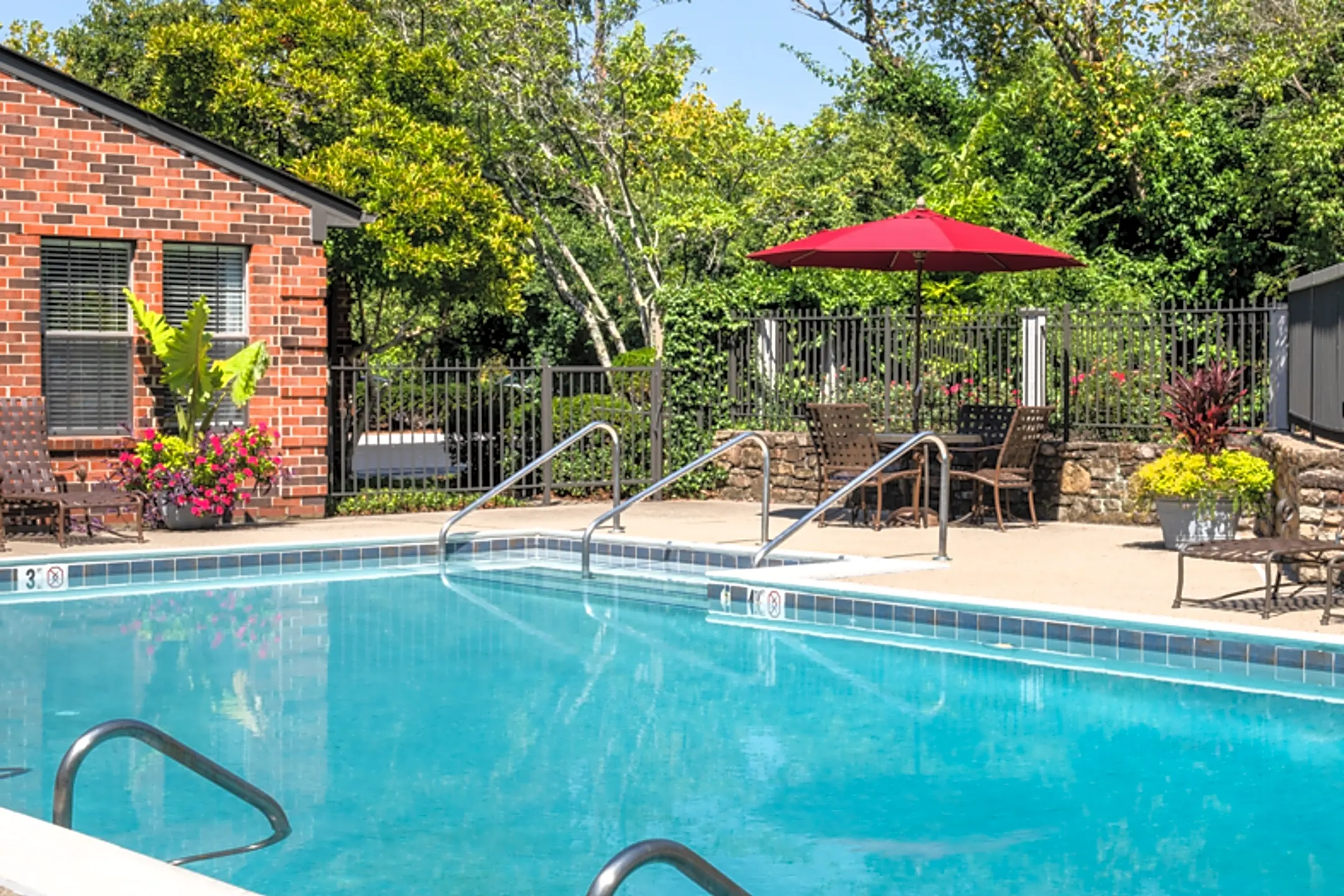 Pool - Lakepointe Luxury Apartments - Lexington, KY