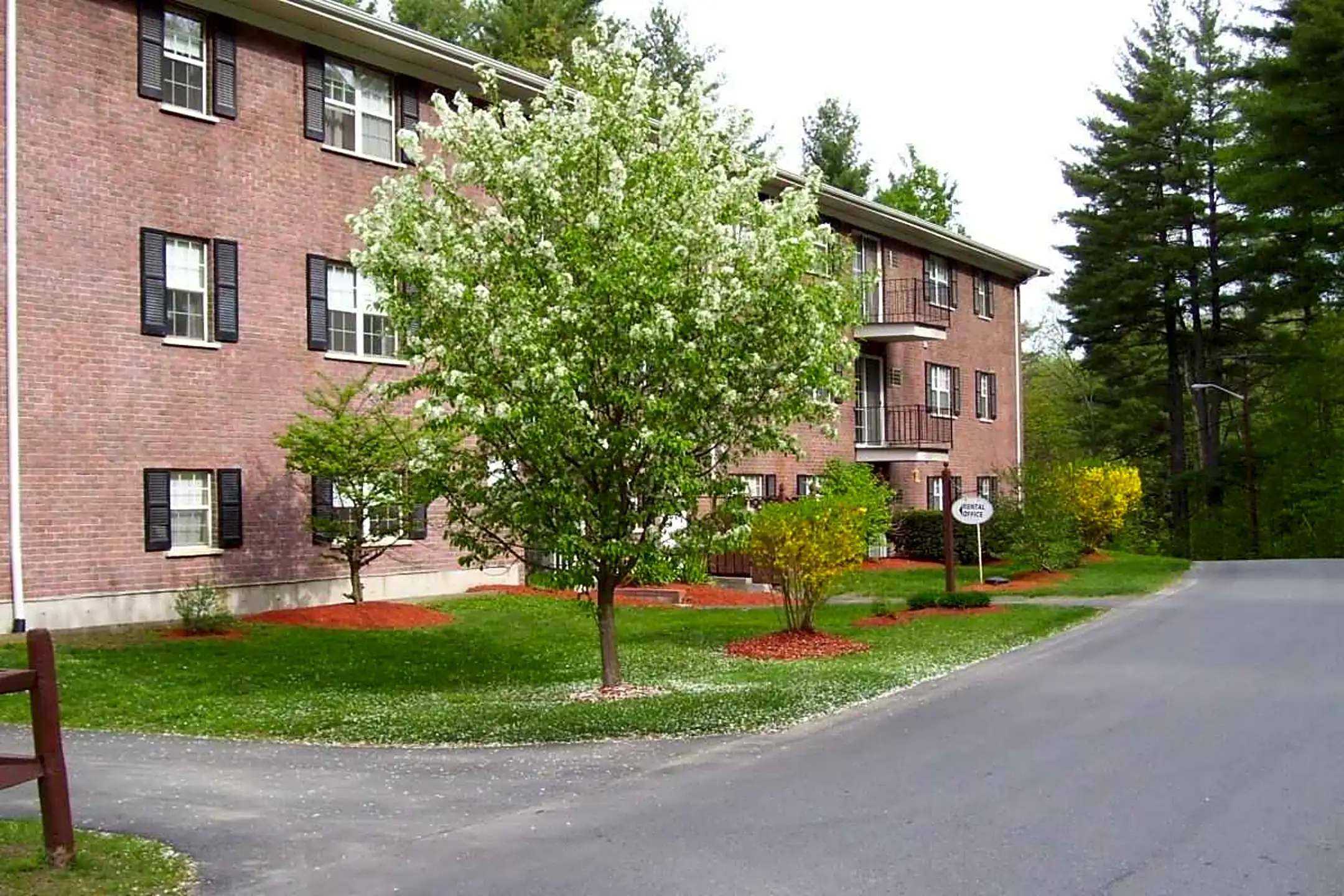 Building - Meadowbrook Village Apartments - West Lebanon, NH
