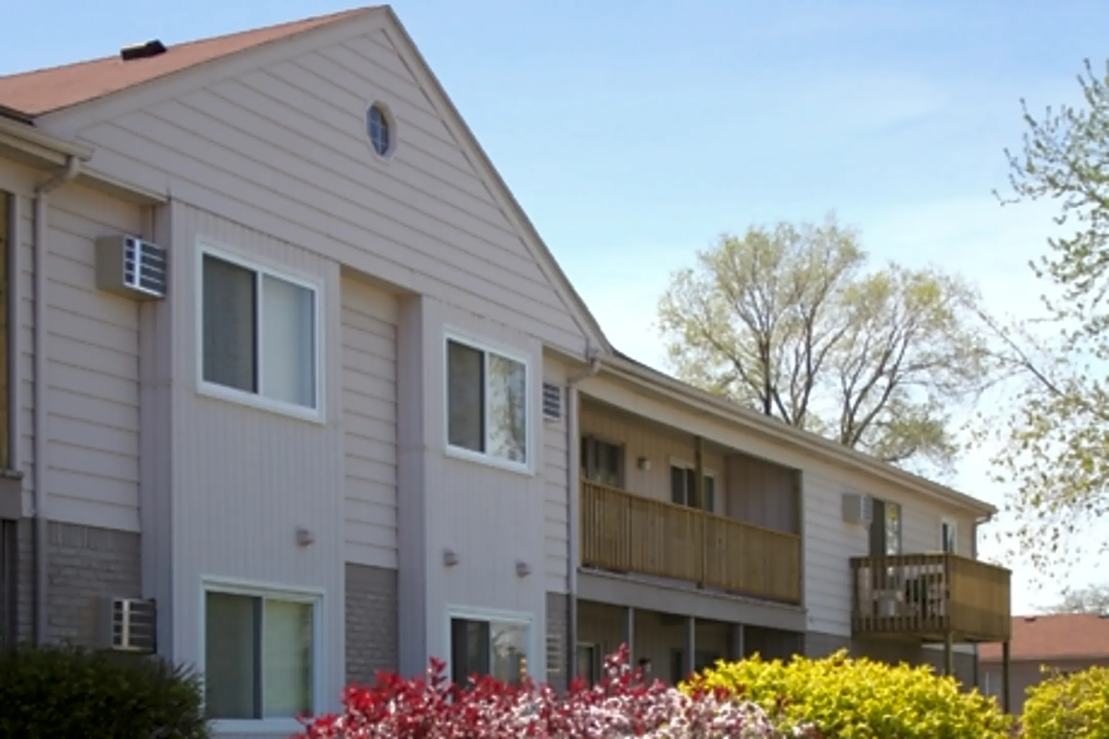 Amber Creek Apartments 1303 Kirts Blvd Troy, MI Apartments for Rent