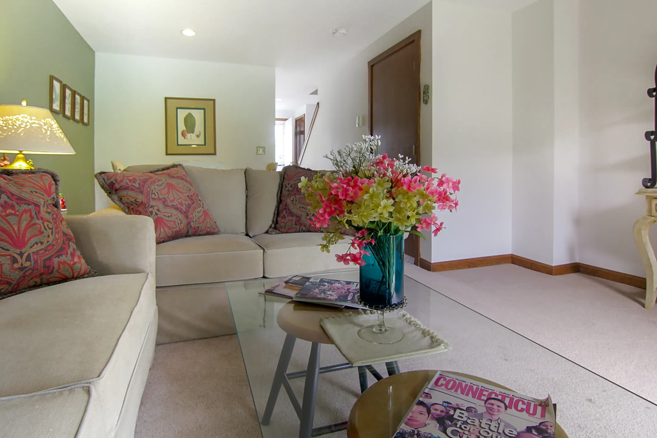 Living Room - Cornfield Apartments - Ellington, CT