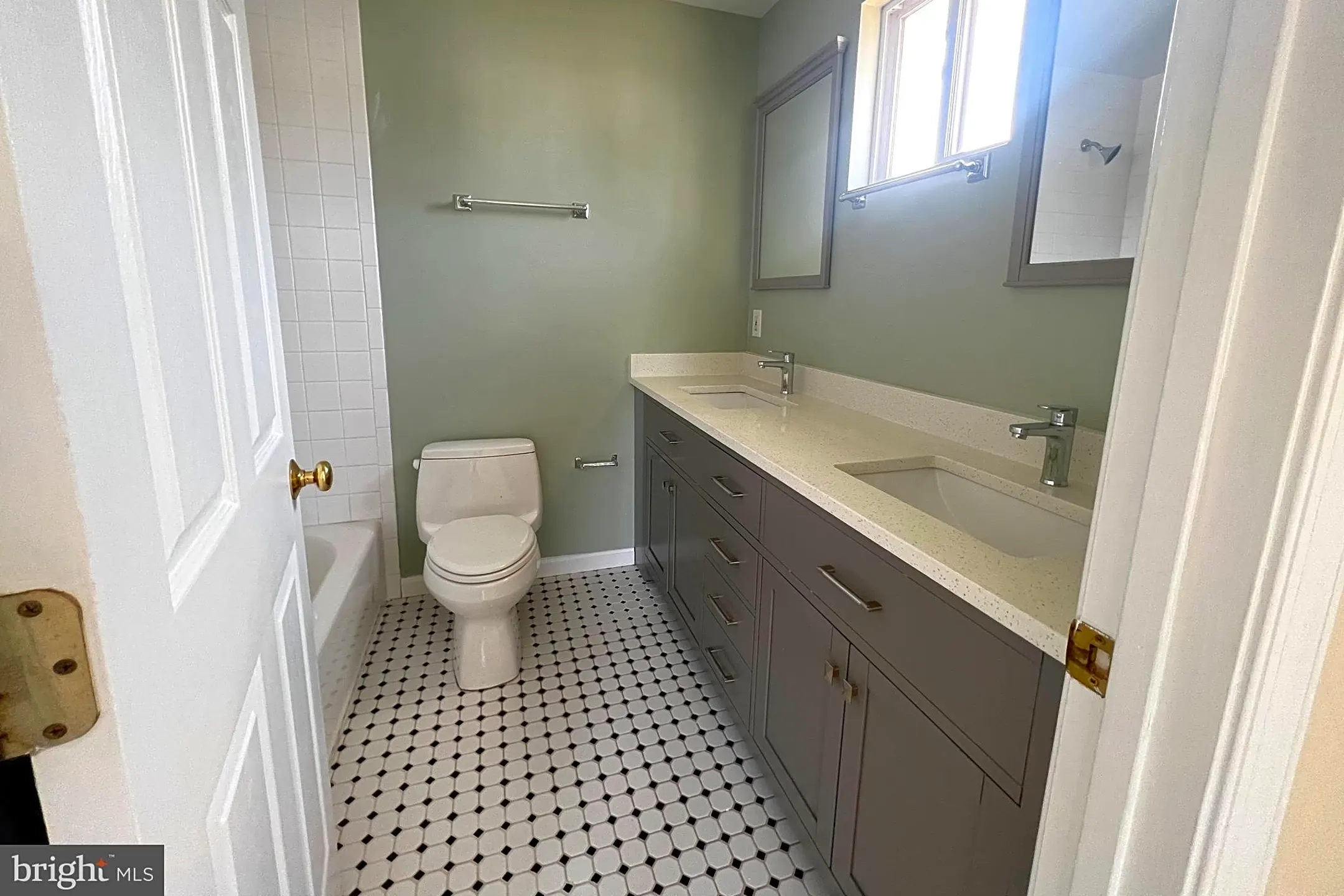 Bathroom - 1010 19th St S - Arlington, VA