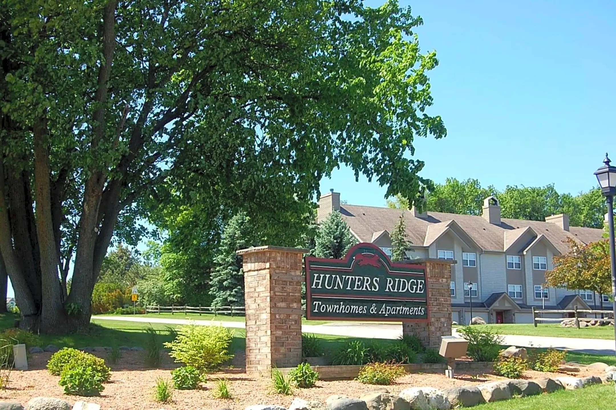 Hunters Ridge Apartments - Pewaukee, WI 53072