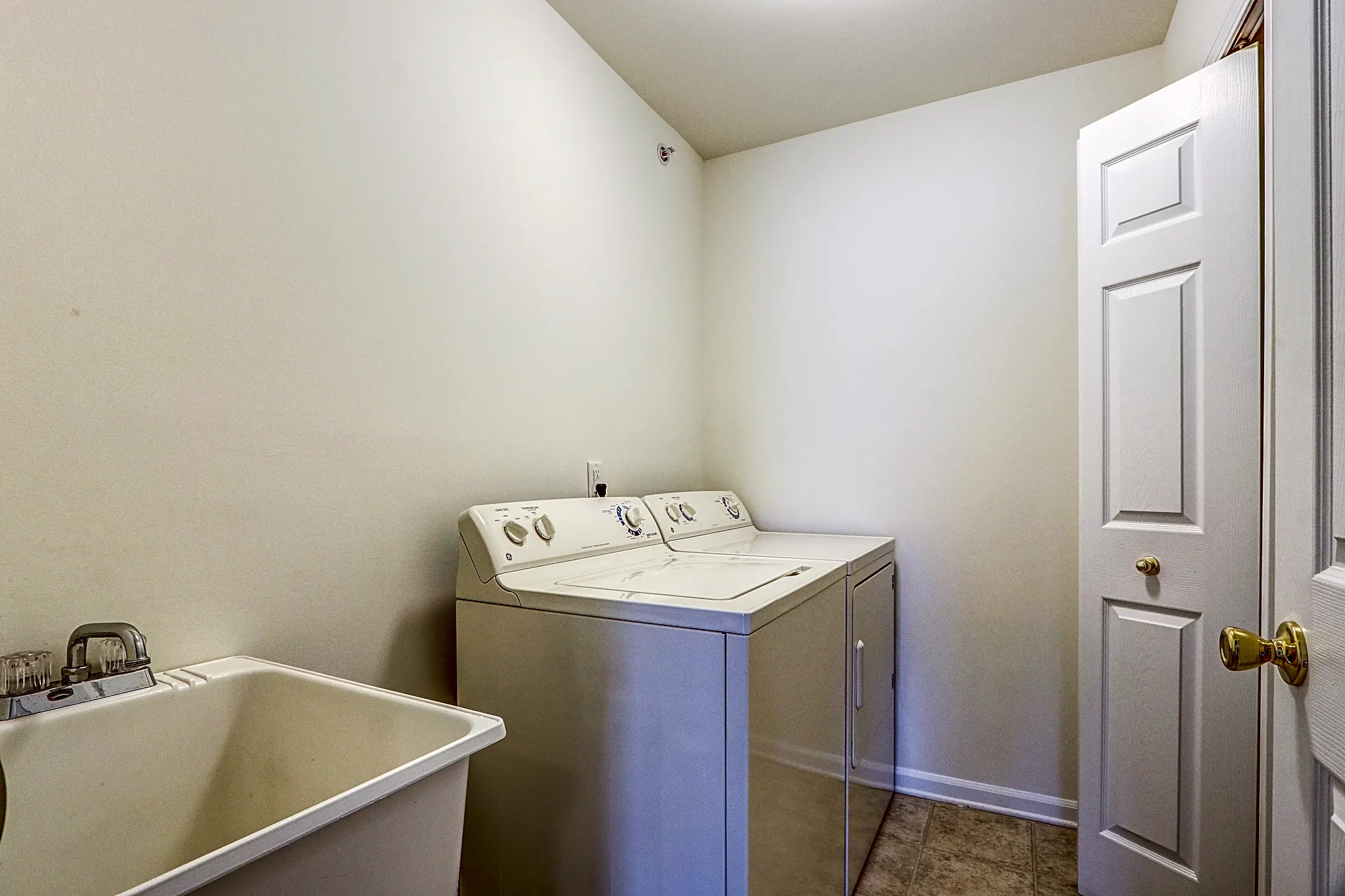 Ashford Apartments w/ Garages Shelby Township, MI 48317