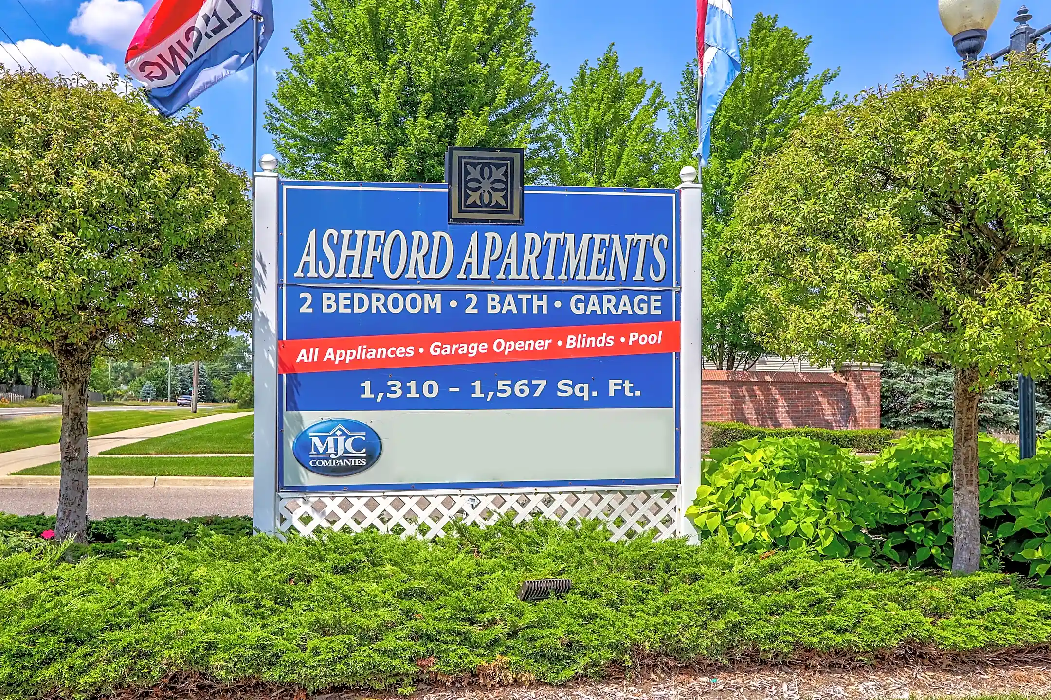 Ashford Apartments w/ Garages Shelby Township, MI 48317